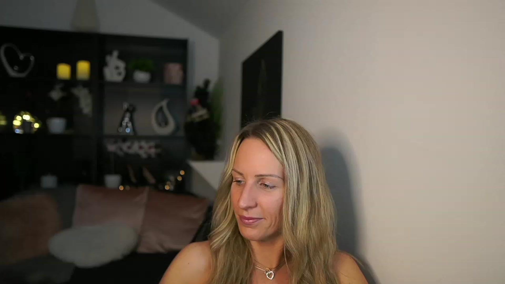 Gallery image thumbnail from Nikki__Sexx__'s myfreecams stream on, 12/12/2023, 19:34 image 4 of 20