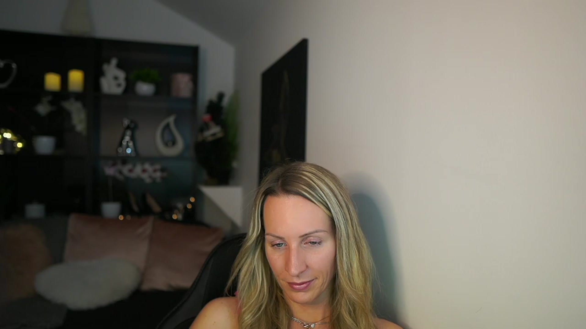 Gallery image thumbnail from Nikki__Sexx__'s myfreecams stream on, 12/12/2023, 22:32 image 11 of 20