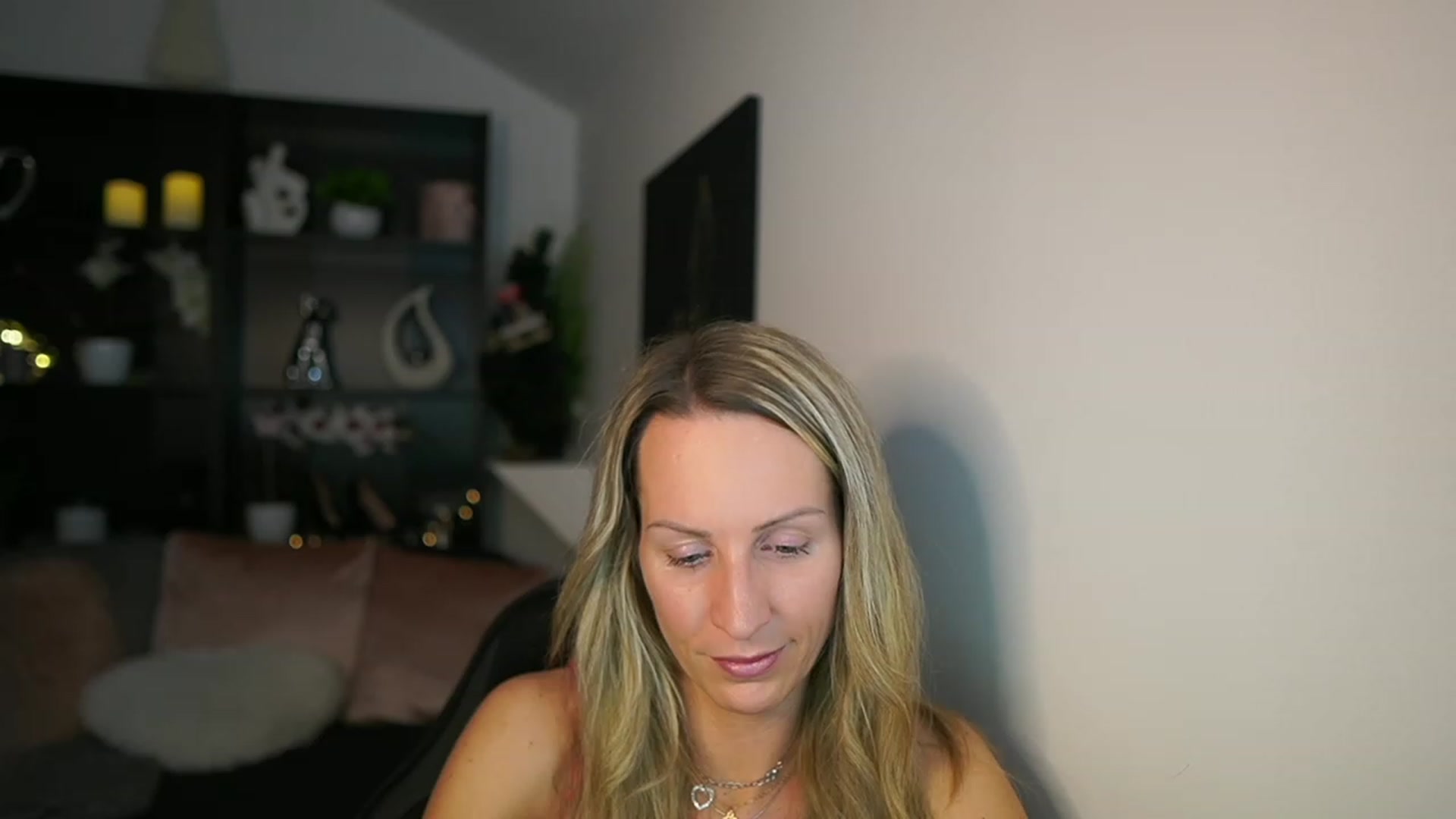 Gallery image thumbnail from Nikki__Sexx__'s myfreecams stream on, 12/12/2023, 22:32 image 16 of 20