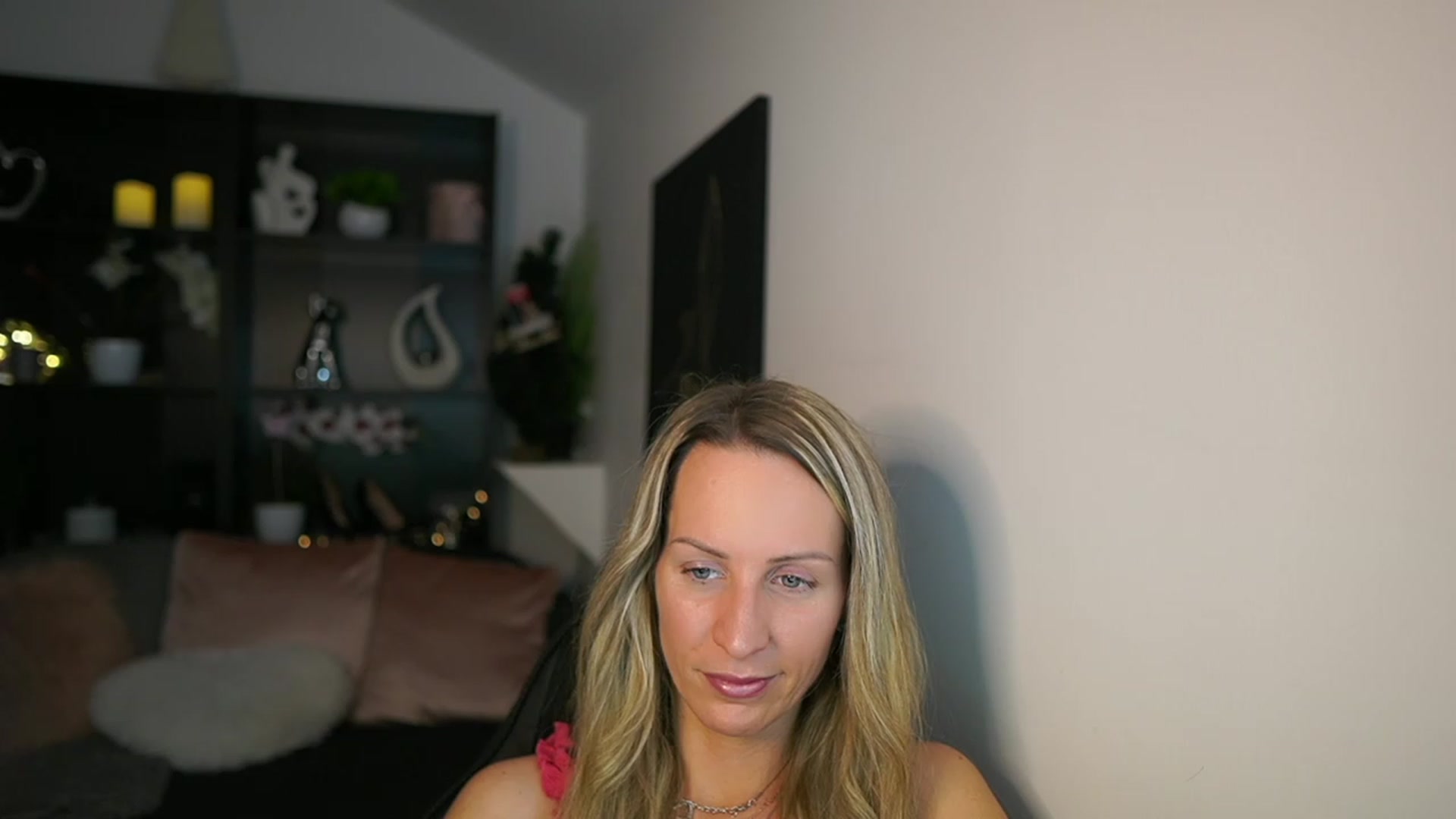 Gallery image thumbnail from Nikki__Sexx__'s myfreecams stream on, 12/12/2023, 22:32 image 2 of 20