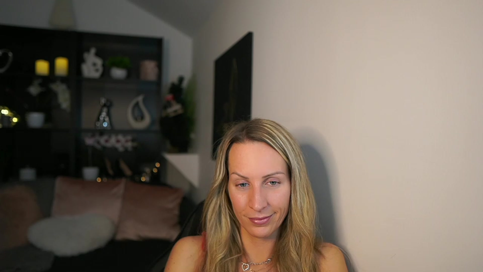 Gallery image thumbnail from Nikki__Sexx__'s myfreecams stream on, 12/12/2023, 22:32 image 13 of 20