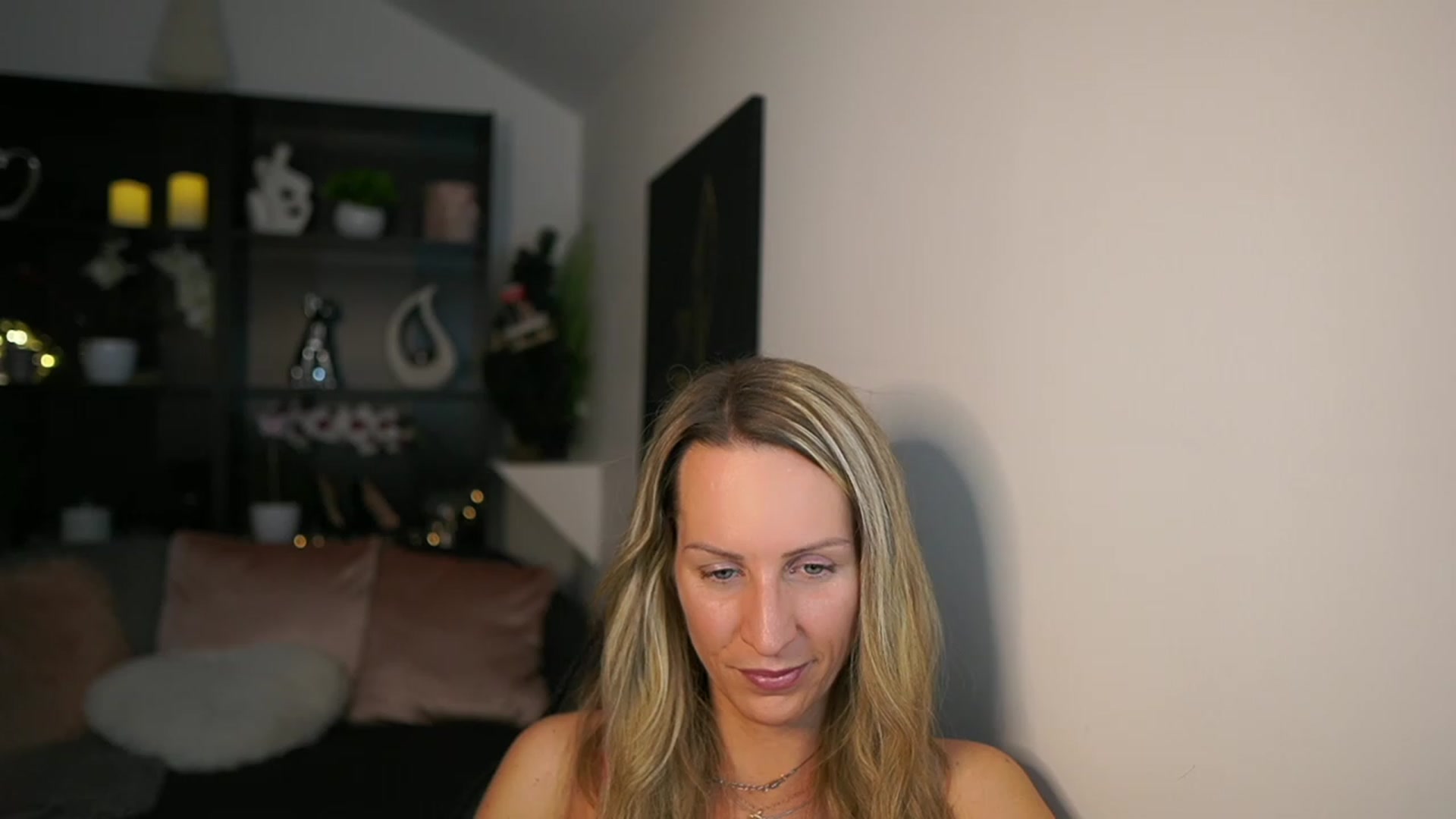 Gallery image thumbnail from Nikki__Sexx__'s myfreecams stream on, 12/12/2023, 22:32 image 4 of 20