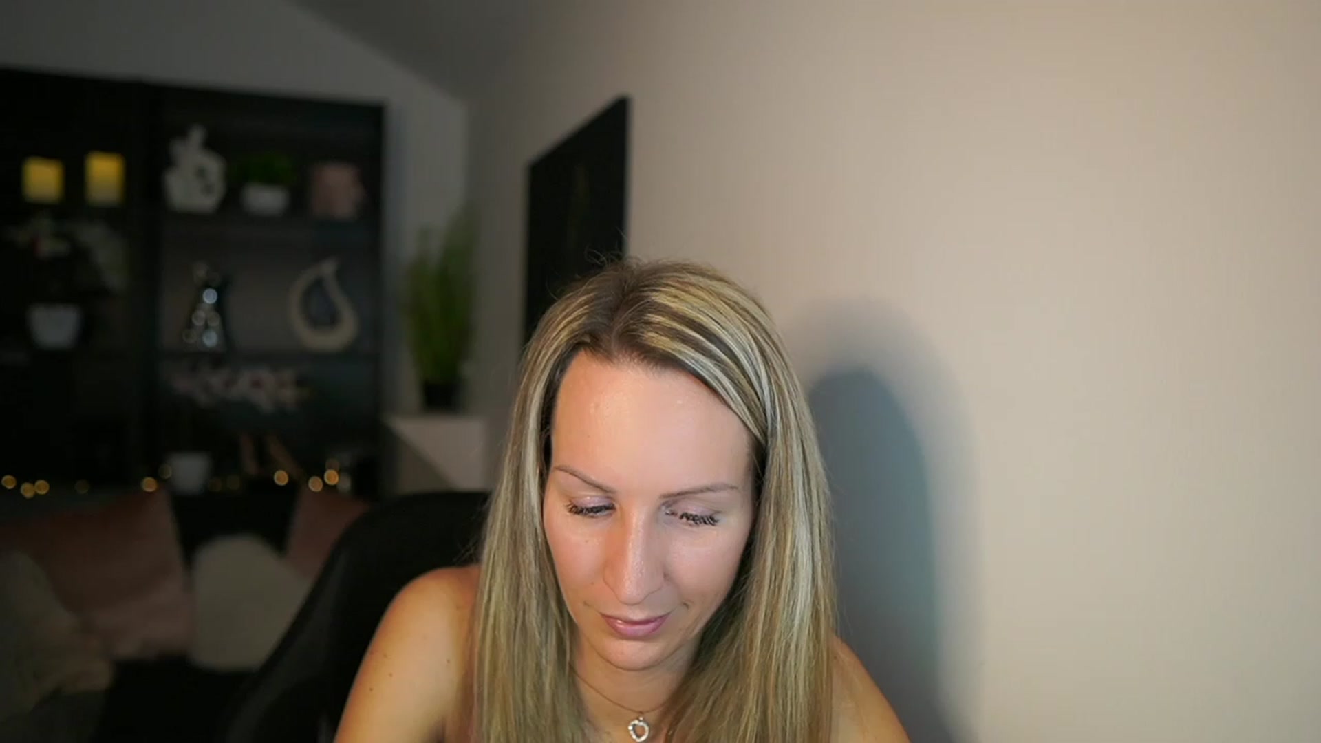 Gallery image thumbnail from Nikki__Sexx__'s myfreecams stream on, 02/13/2024, 24:03 image 15 of 20