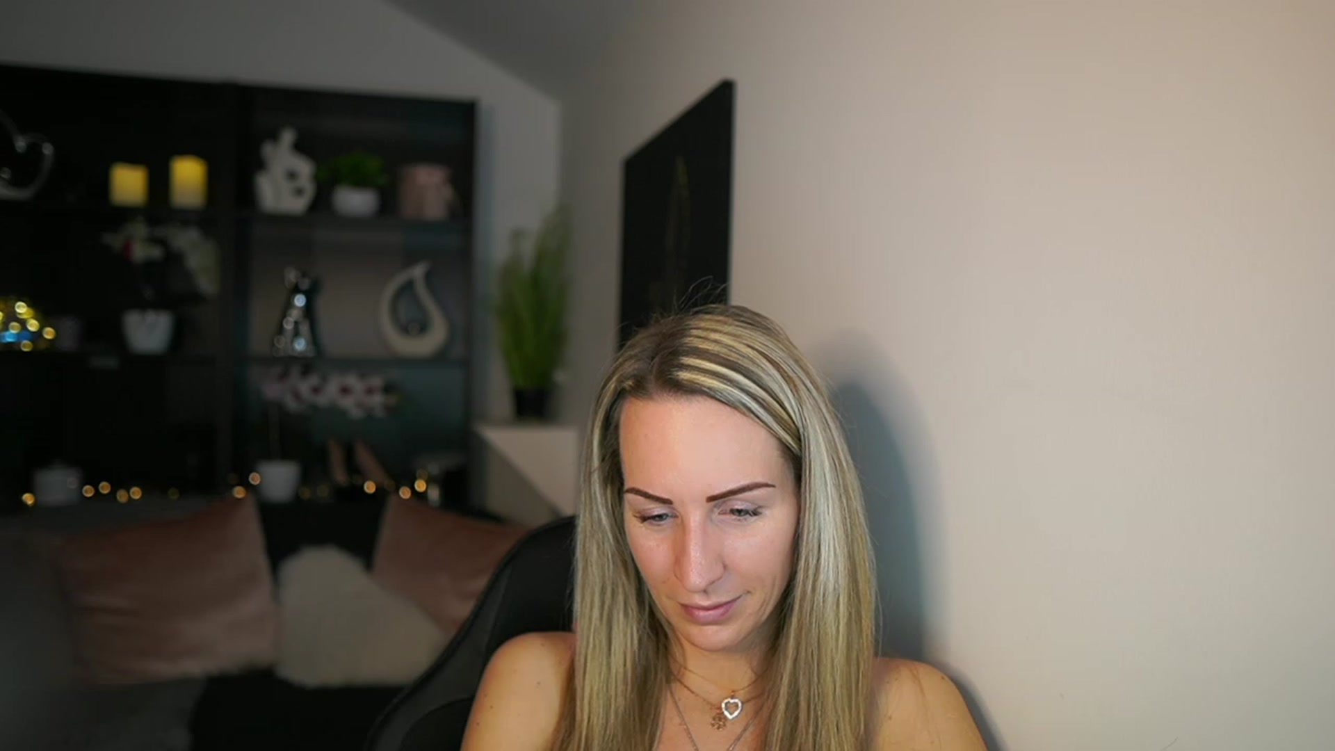 Gallery image thumbnail from Nikki__Sexx__'s myfreecams stream on, 02/15/2024, 21:43 image 18 of 20