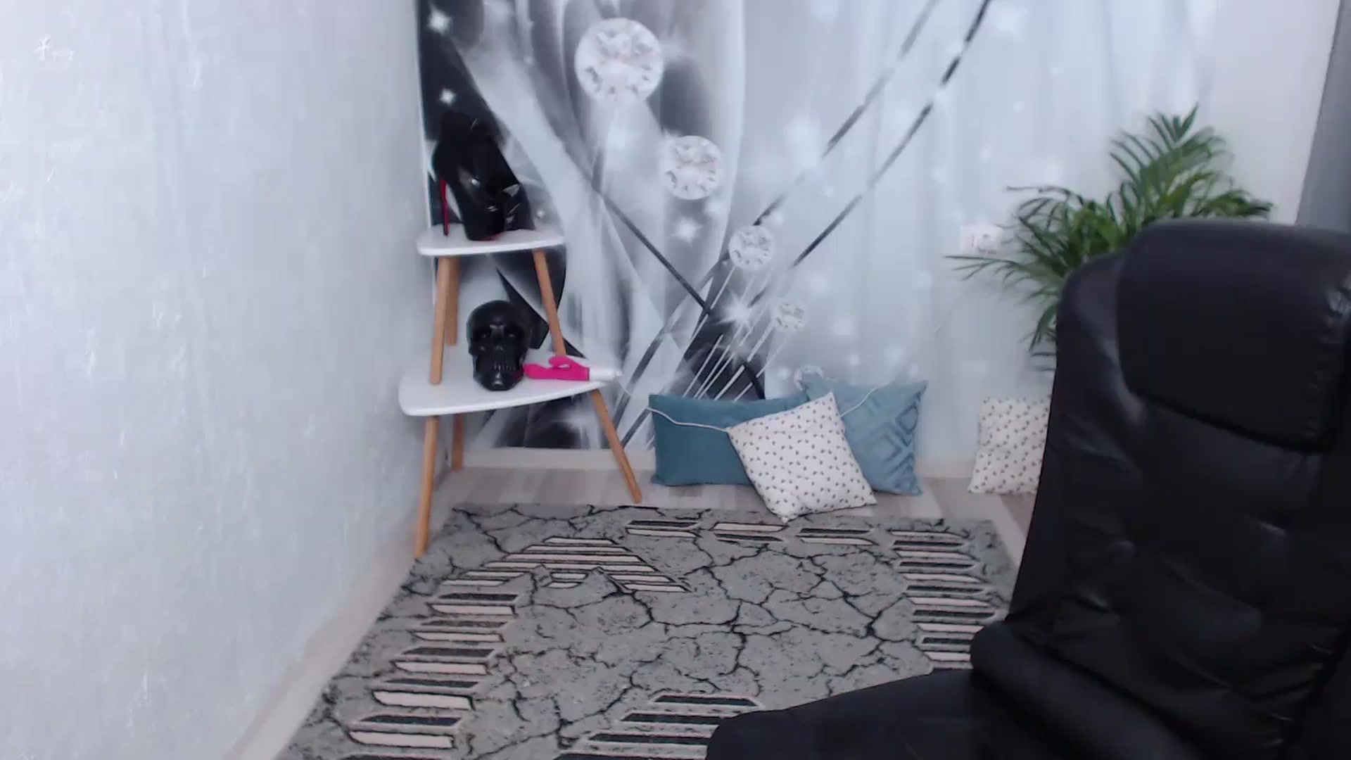 Gallery image thumbnail from NikkkiNik's myfreecams stream on, 04/04/2024, 16:02 image 20 of 20