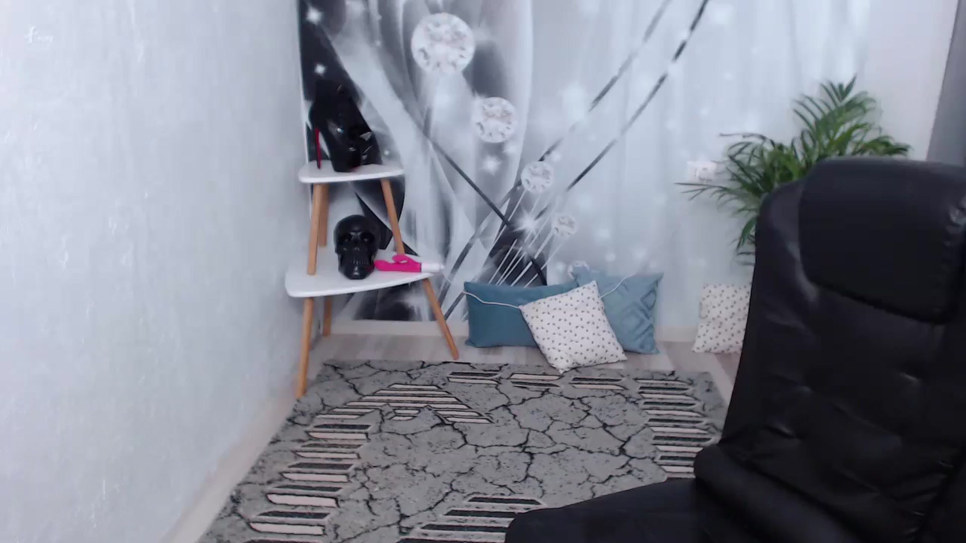 Gallery image thumbnail from NikkkiNik's myfreecams stream on, 04/04/2024, 16:02 image 17 of 20