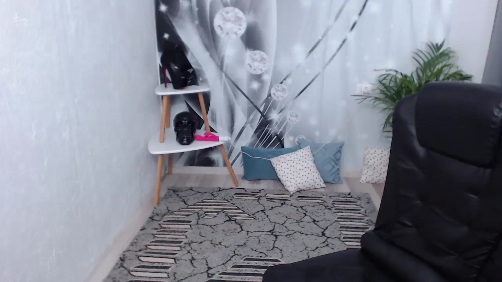 Gallery image thumbnail from NikkkiNik's myfreecams stream on, 04/04/2024, 16:02 image 18 of 20