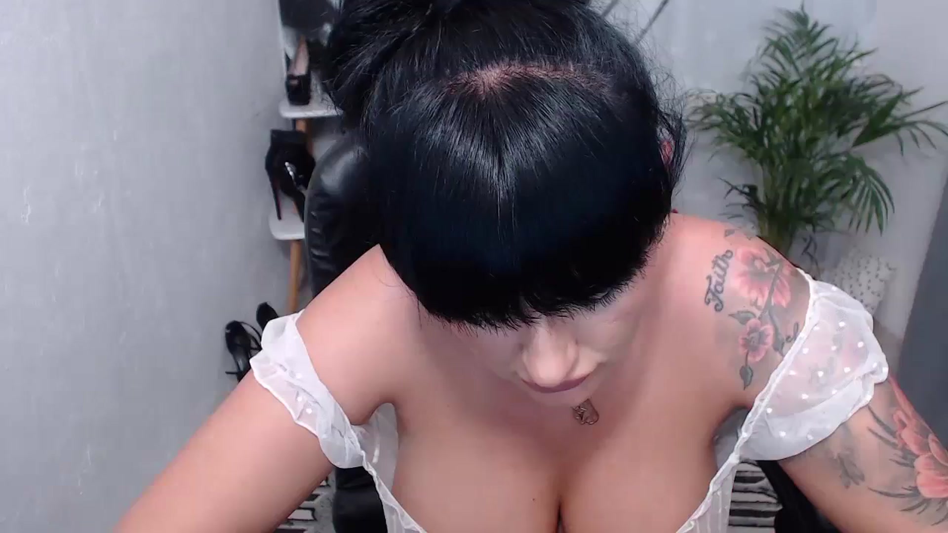 Gallery image thumbnail from NikkkiNik's myfreecams stream on, 04/15/2024, 16:15 image 12 of 20