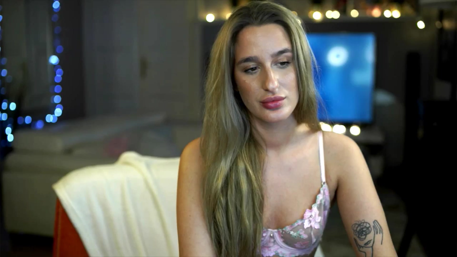 Gallery image thumbnail from Nikole18's myfreecams stream on, 11/30/2025, 03:14 image 13 of 20