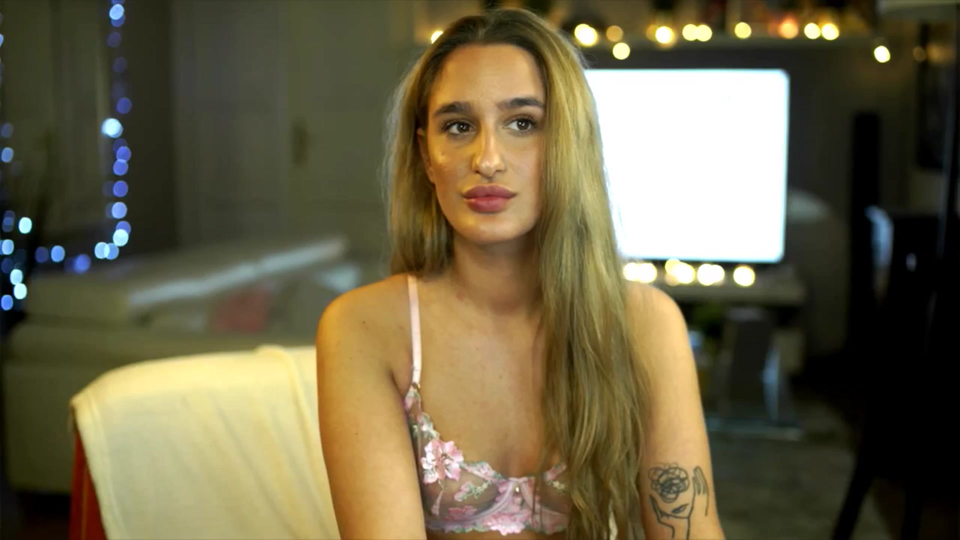 Gallery image thumbnail from Nikole18's myfreecams stream on, 11/30/2025, 03:14 image 5 of 20
