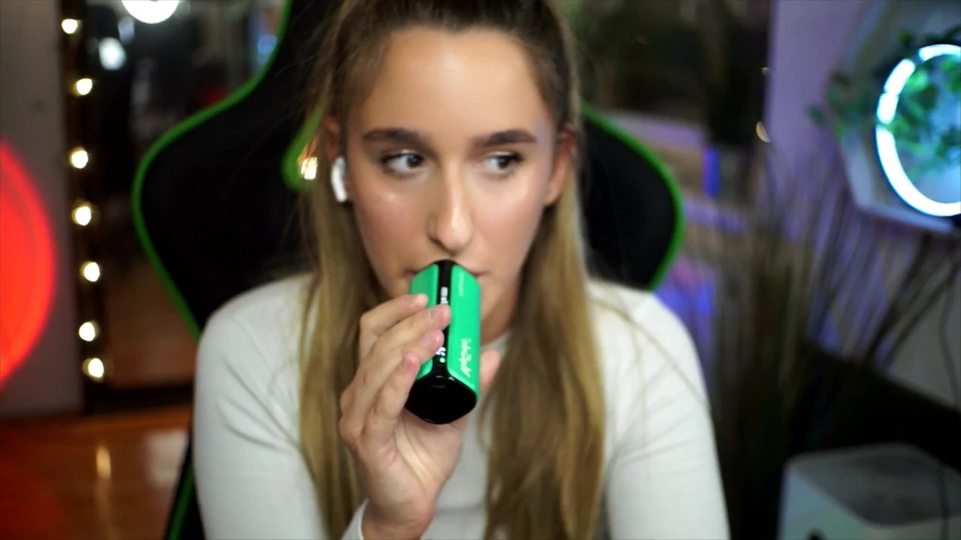 Gallery image thumbnail from Nikole18's myfreecams stream on, 12/25/2025, 23:55 image 13 of 20