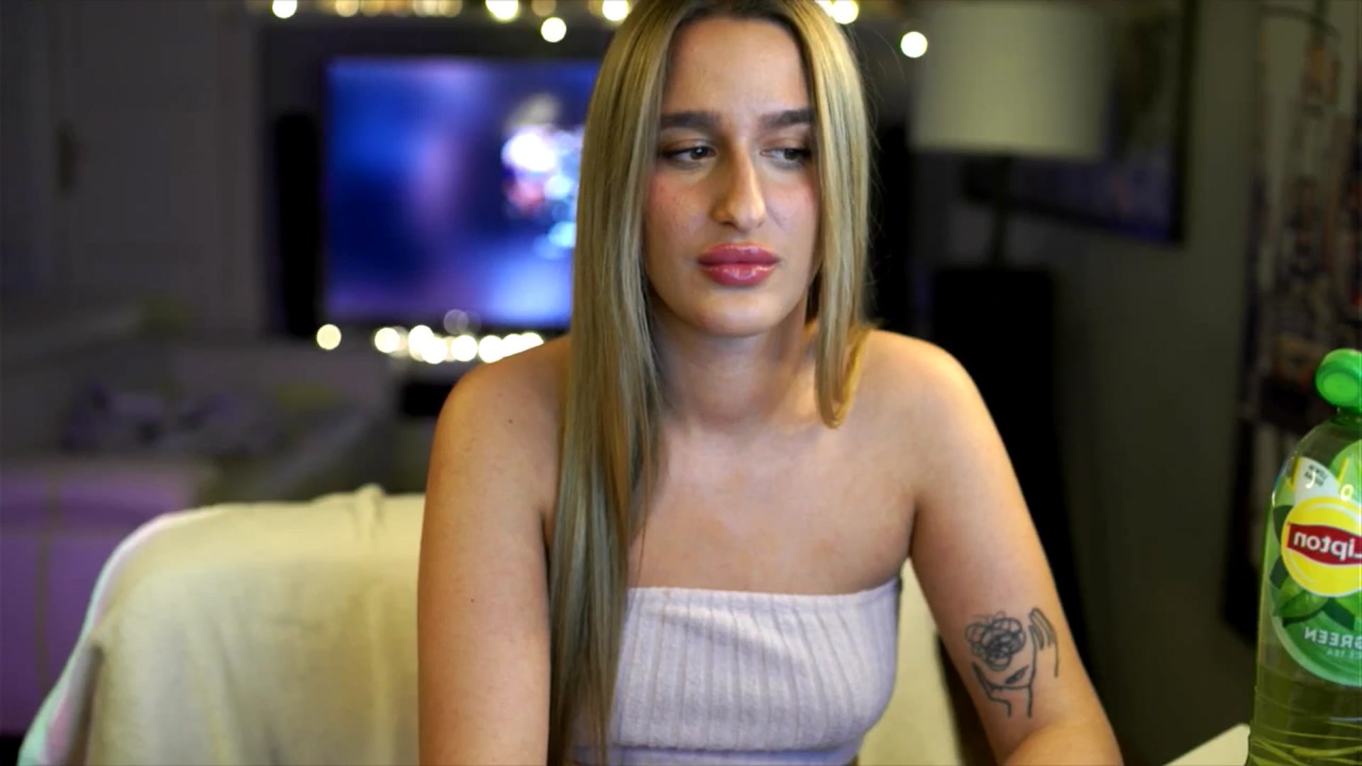 Gallery image thumbnail from Nikole18's myfreecams stream on, 12/26/2025, 23:18 image 14 of 20
