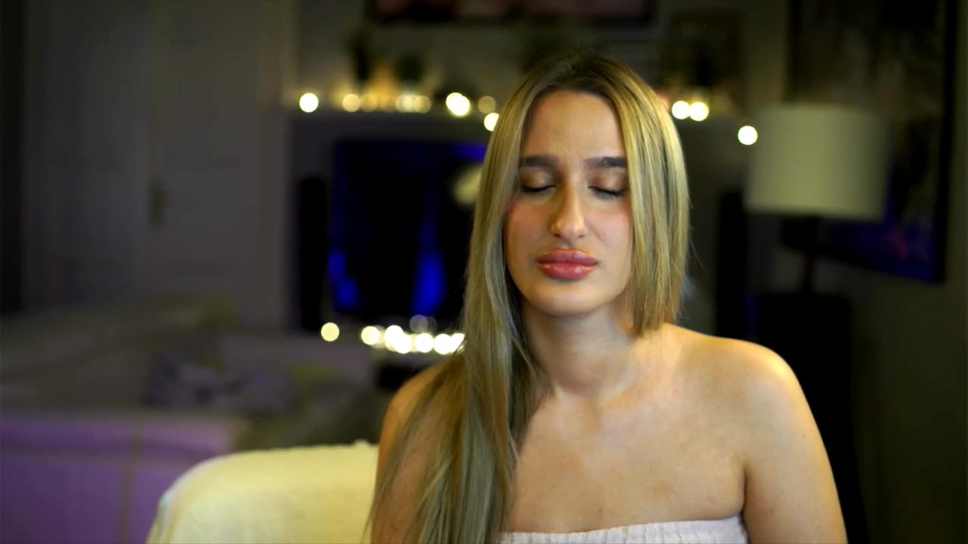 Gallery image thumbnail from Nikole18's myfreecams stream on, 12/26/2025, 23:18 image 5 of 20