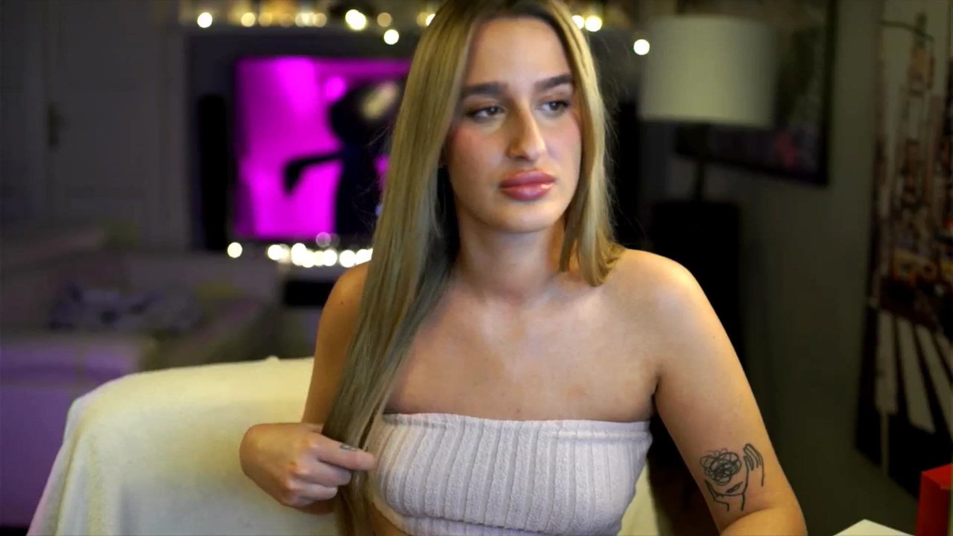 Gallery image thumbnail from Nikole18's myfreecams stream on, 12/26/2025, 23:18 image 3 of 20