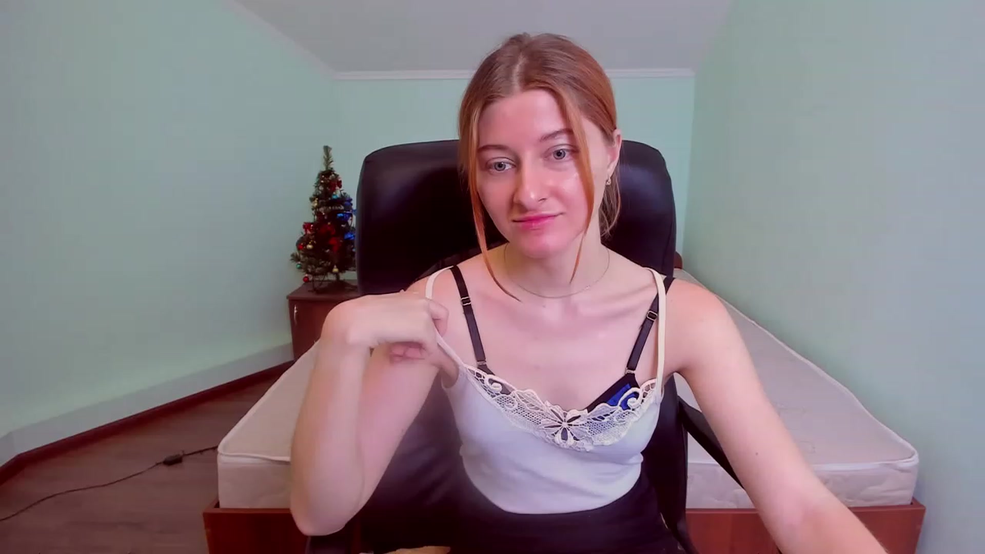 Gallery image thumbnail from NikollDiks's myfreecams stream on, 12/23/2022, 17:19 image 17 of 20