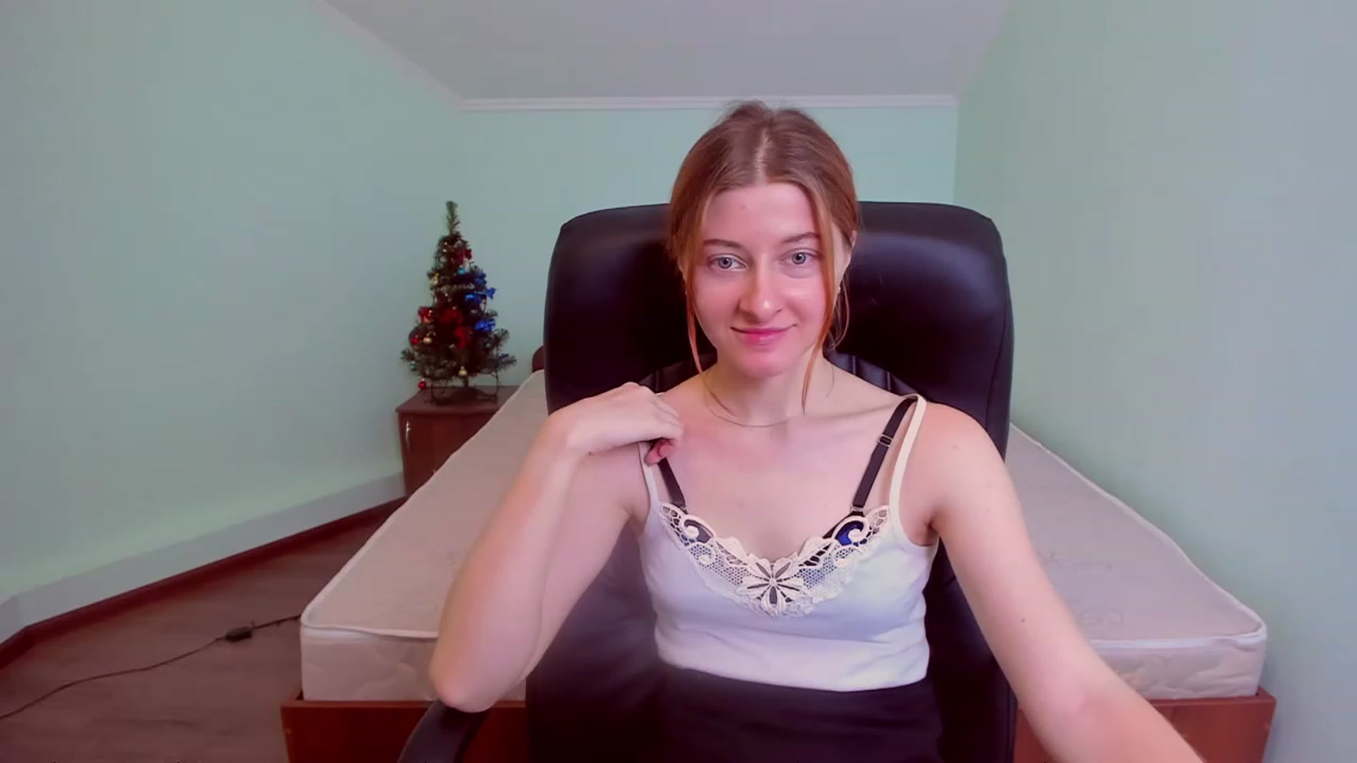 Gallery image thumbnail from NikollDiks's myfreecams stream on, 12/23/2022, 17:19 image 11 of 20