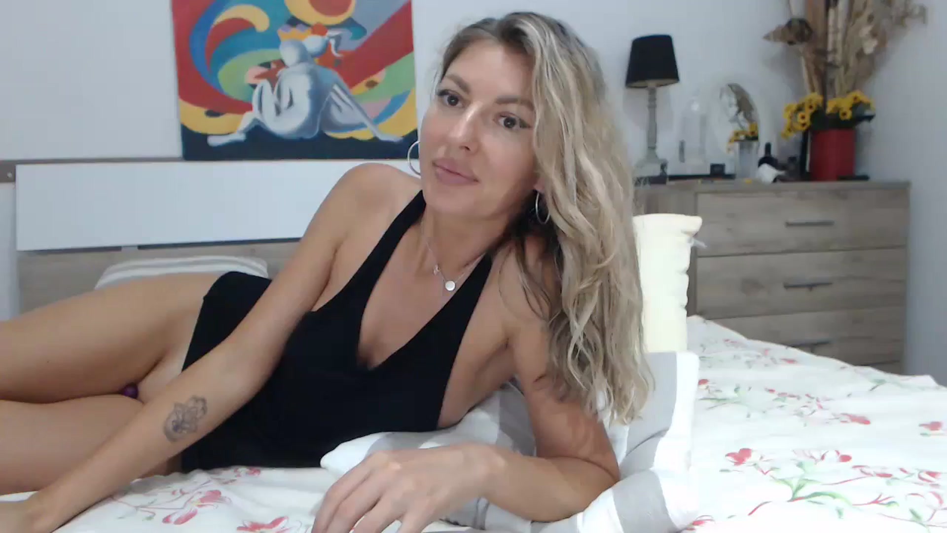 Gallery image thumbnail from Nikolle_01's myfreecams stream on, 09/04/2023, 16:44 image 8 of 20