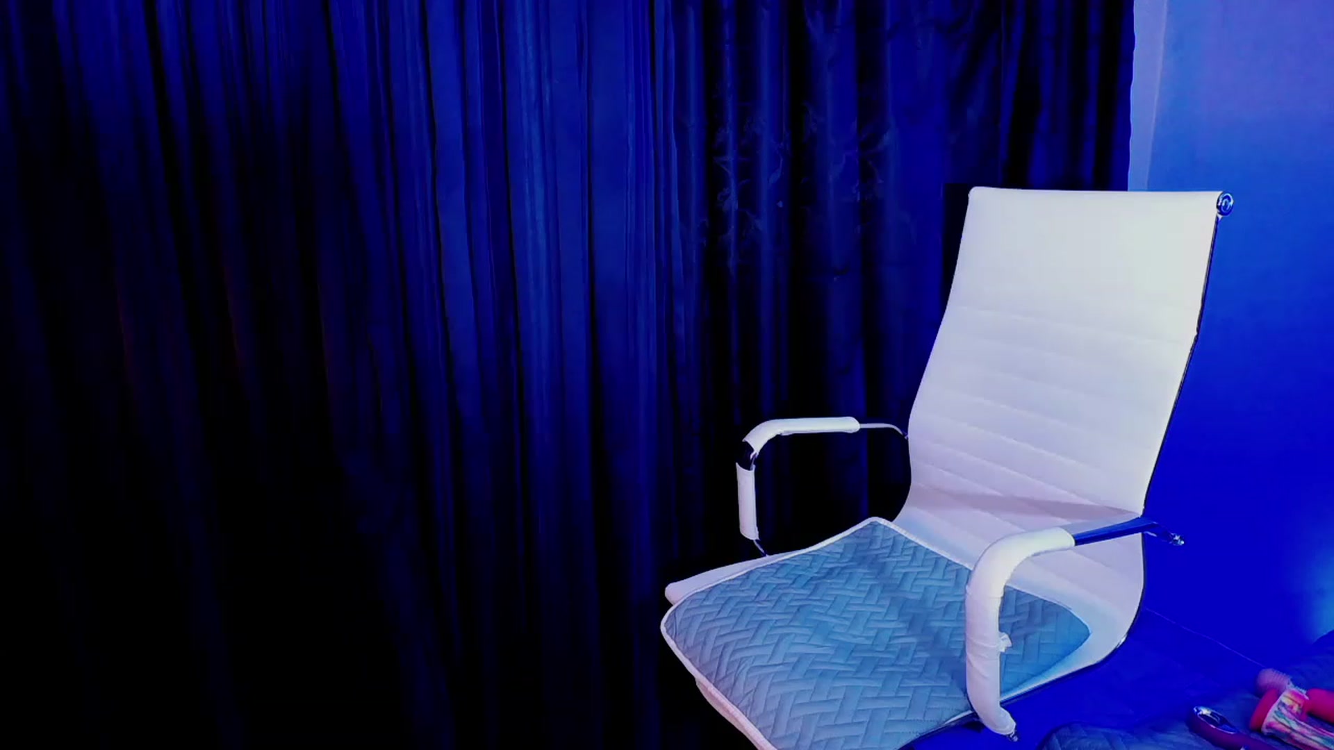 Gallery image thumbnail from Nikolle_8's myfreecams stream on, 07/21/2023, 10:32 image 18 of 20