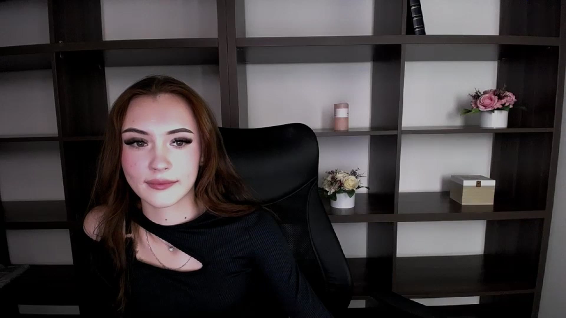 Gallery image thumbnail from Nikonara_'s myfreecams stream on, 12/02/2023, 11:09 image 12 of 20