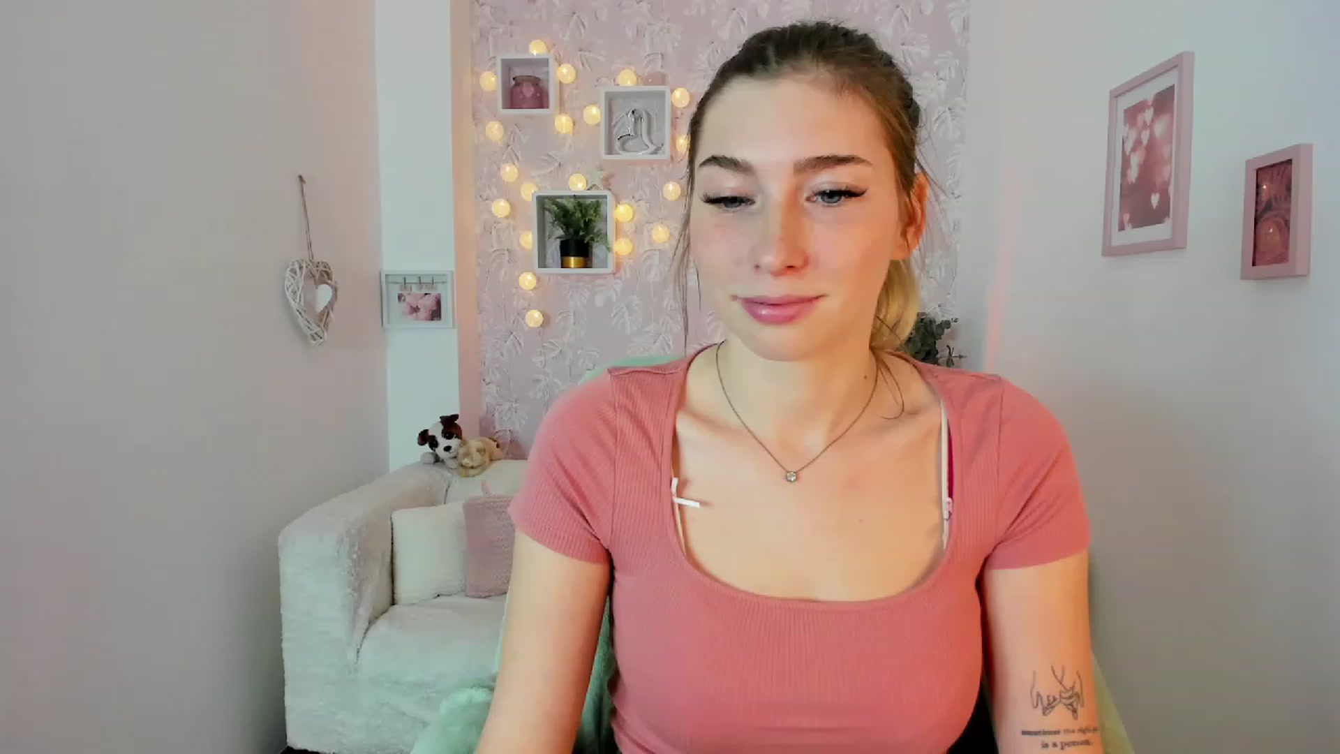 Gallery image thumbnail from Nina_Croft's myfreecams stream on, 01/25/2023, 19:23 image 19 of 20