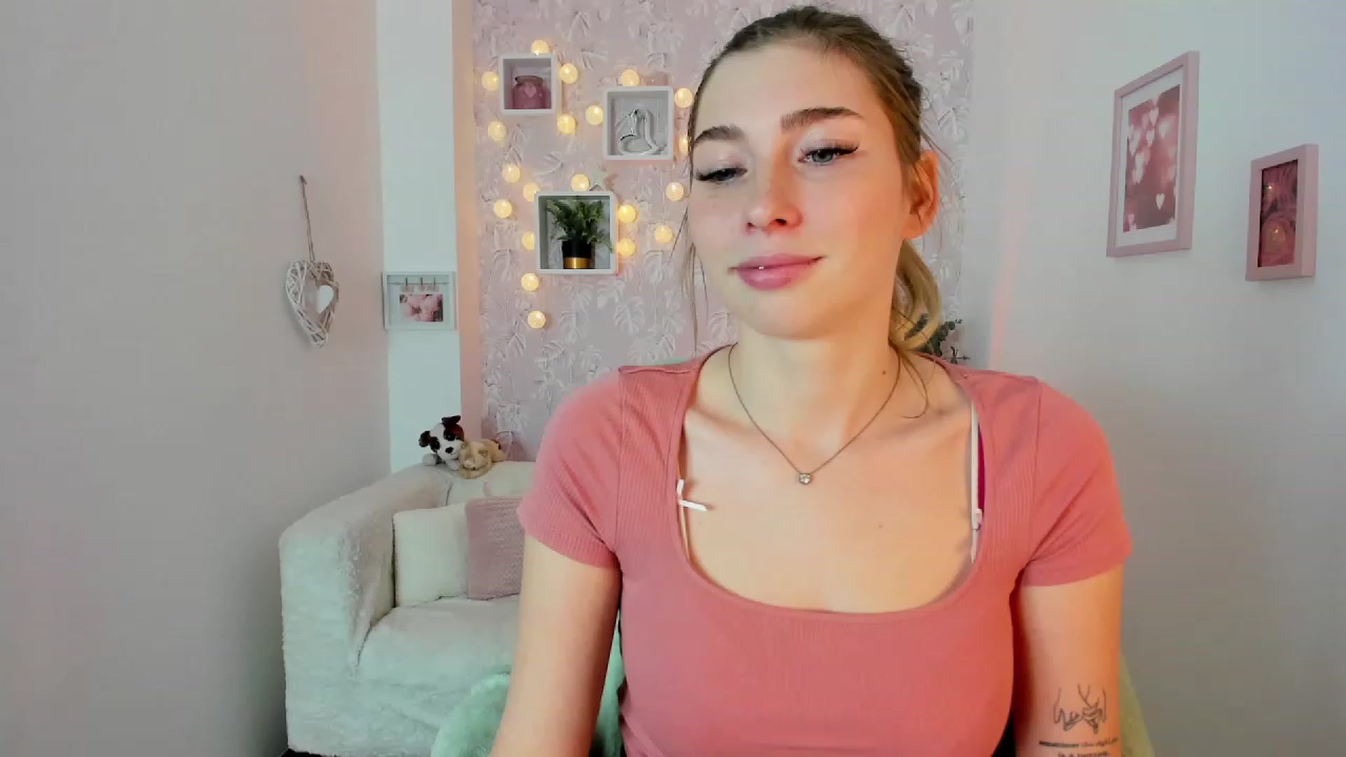 Gallery image thumbnail from Nina_Croft's myfreecams stream on, 01/25/2023, 19:23 image 16 of 20