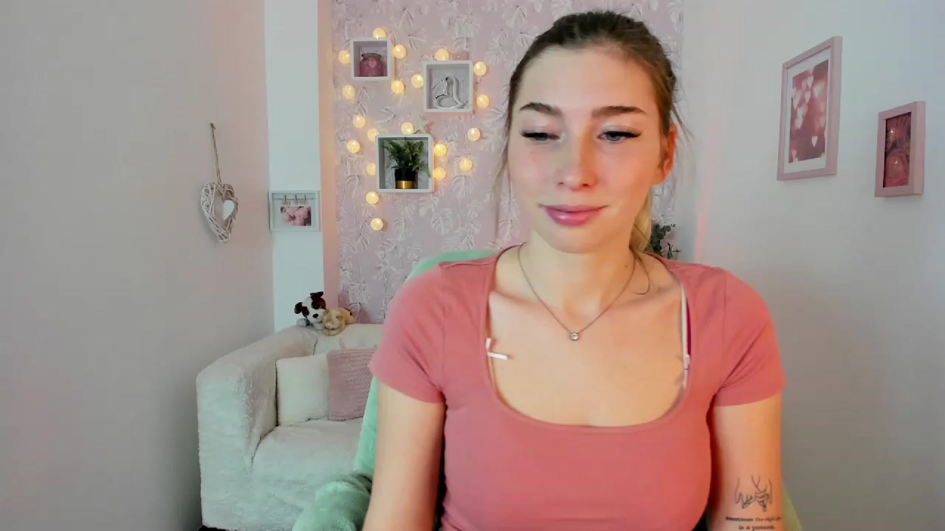 Gallery image thumbnail from Nina_Croft's myfreecams stream on, 01/25/2023, 19:23 image 14 of 20
