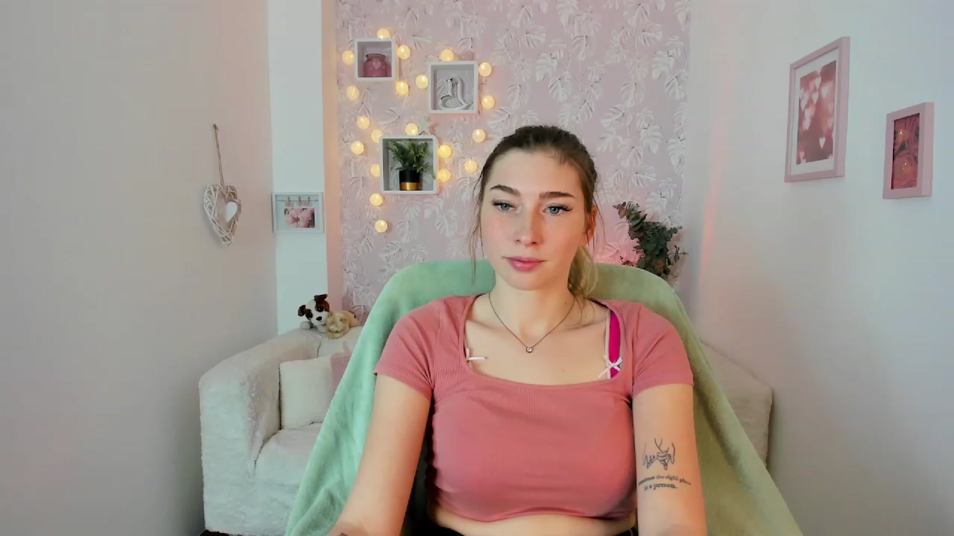 Gallery image thumbnail from Nina_Croft's myfreecams stream on, 01/25/2023, 20:50 image 5 of 20