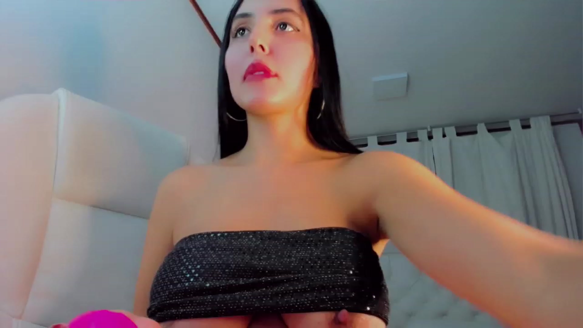 Gallery image thumbnail from Ninawv's myfreecams stream on, 03/25/2023, 01:58 image 6 of 20