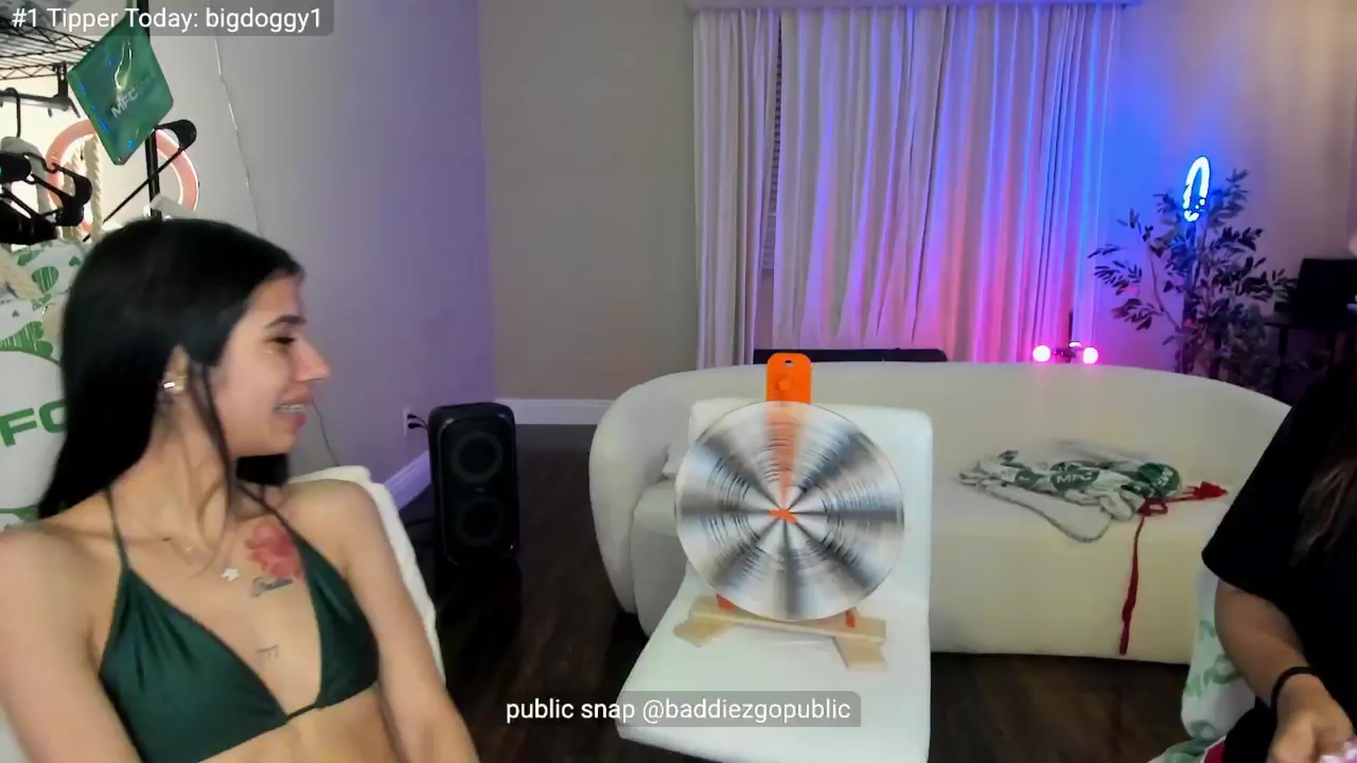 Gallery image thumbnail from NiniiPerez's myfreecams stream on, 04/30/2025, 08:36 image 18 of 20
