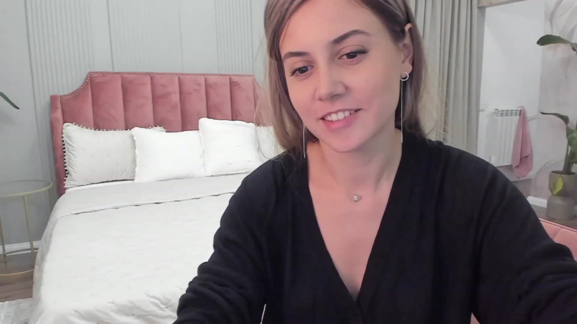 Gallery image thumbnail from No_Pvts_BB's myfreecams stream on, 11/18/2022, 21:38 image 8 of 20