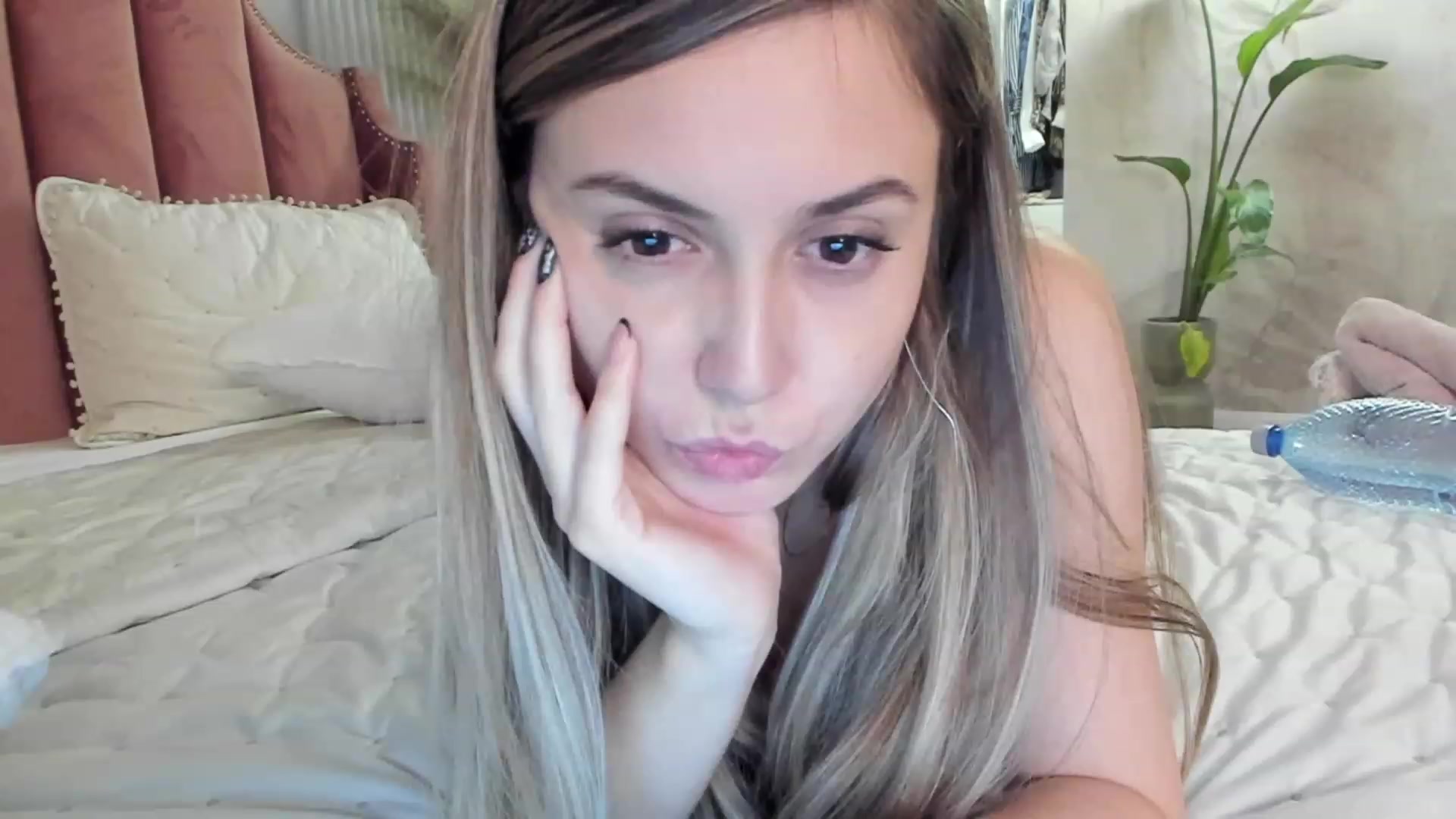Gallery image thumbnail from No_Pvts_BB's myfreecams stream on, 11/18/2022, 23:27 image 12 of 20