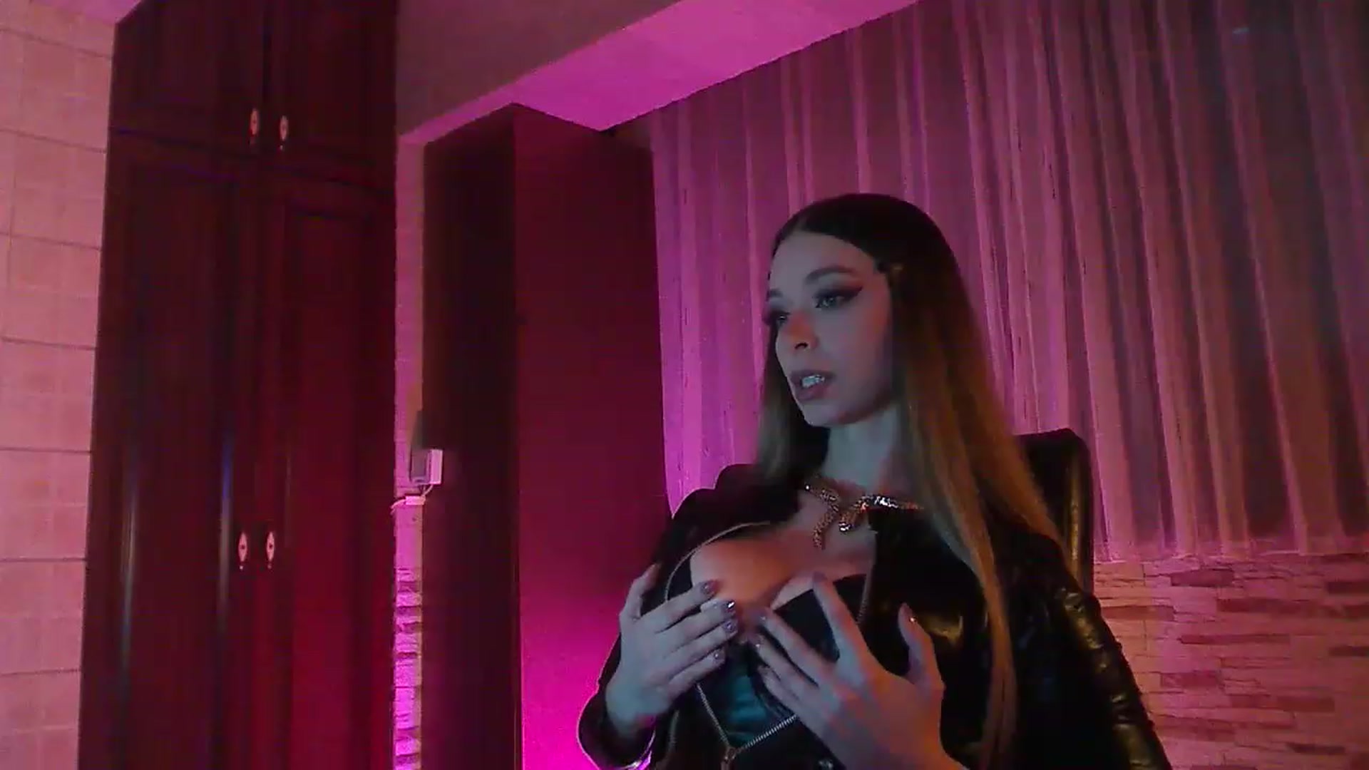 Gallery image thumbnail from No_bo_dy's myfreecams stream on, 11/15/2022, 03:18 image 10 of 20