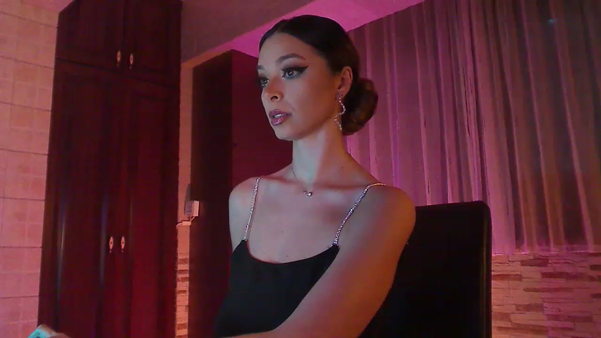 Gallery image thumbnail from No_bo_dy's myfreecams stream on, 11/24/2022, 01:19 image 7 of 20