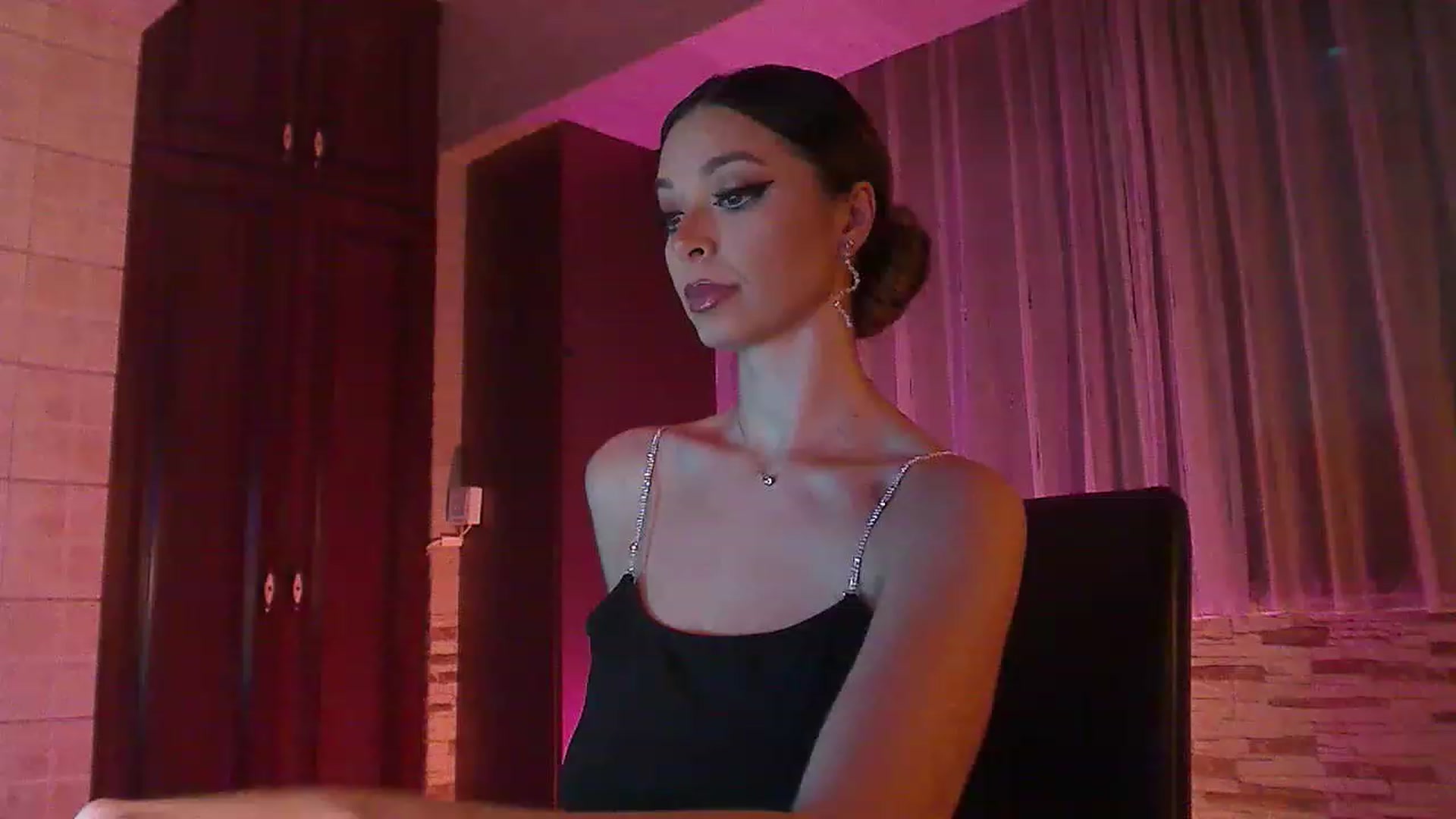 Gallery image thumbnail from No_bo_dy's myfreecams stream on, 11/24/2022, 01:19 image 1 of 20