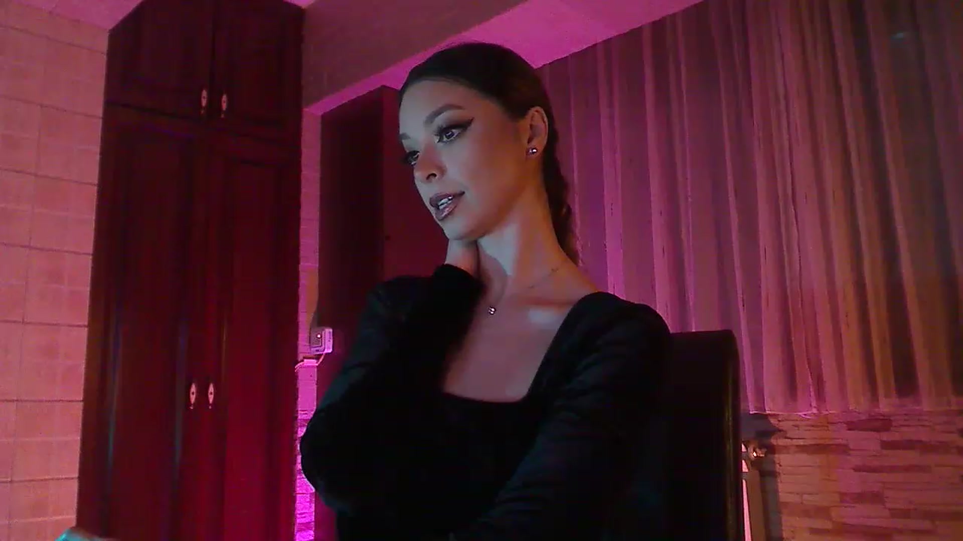 Gallery image thumbnail from No_bo_dy's myfreecams stream on, 12/04/2022, 24:42 image 12 of 20