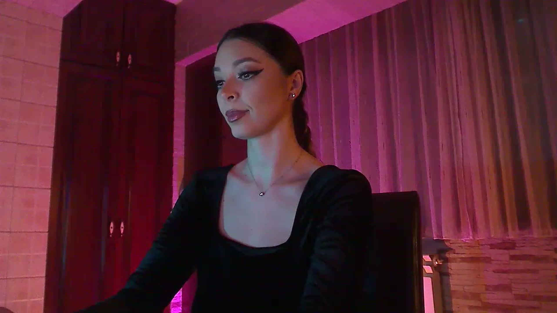 Gallery image thumbnail from No_bo_dy's myfreecams stream on, 12/04/2022, 24:42 image 14 of 20