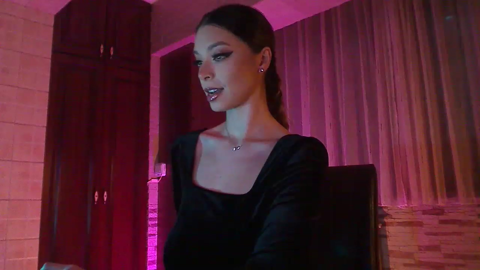 Gallery image thumbnail from No_bo_dy's myfreecams stream on, 12/04/2022, 24:42 image 1 of 20