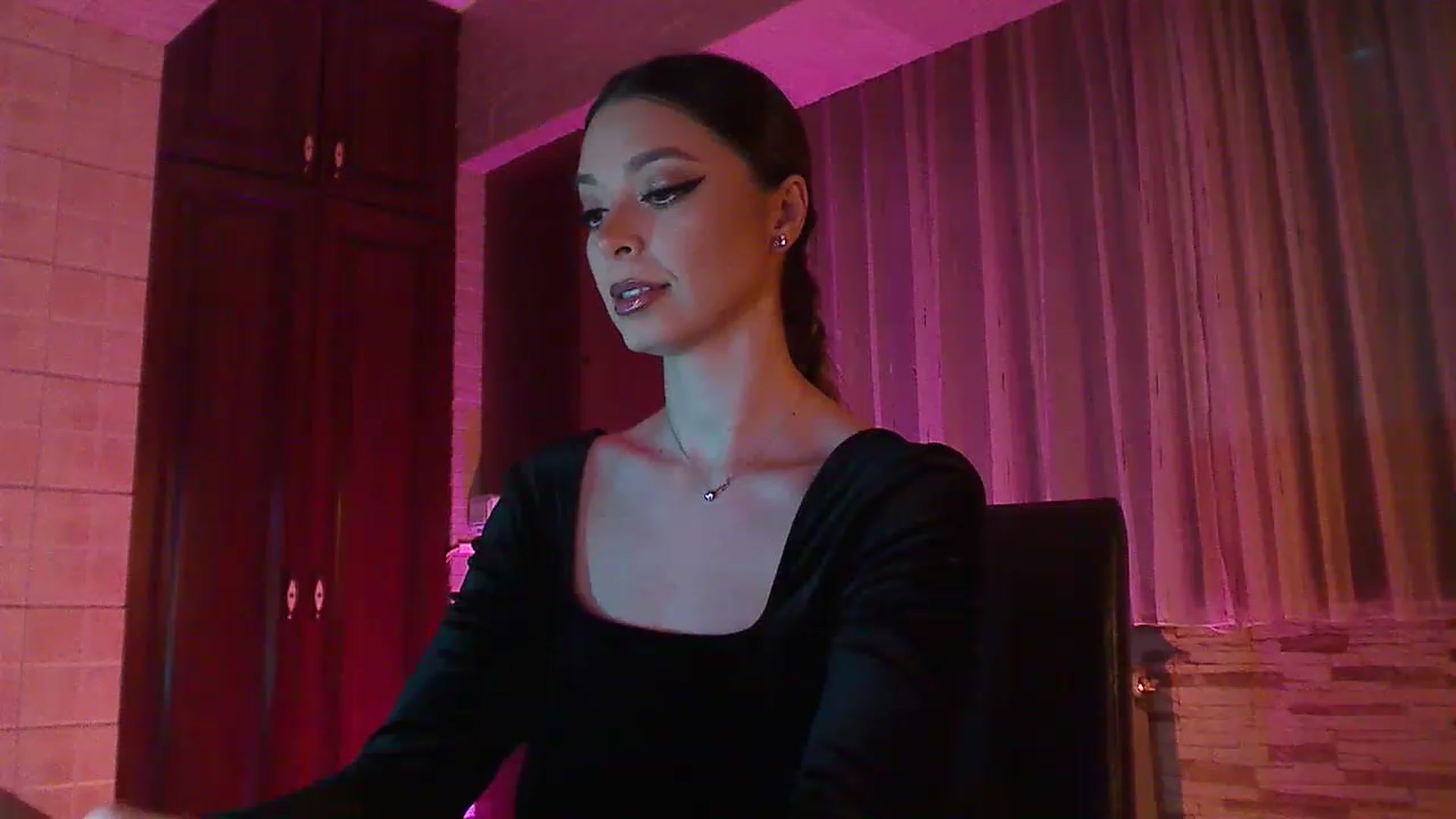 Gallery image thumbnail from No_bo_dy's myfreecams stream on, 12/04/2022, 24:42 image 6 of 20