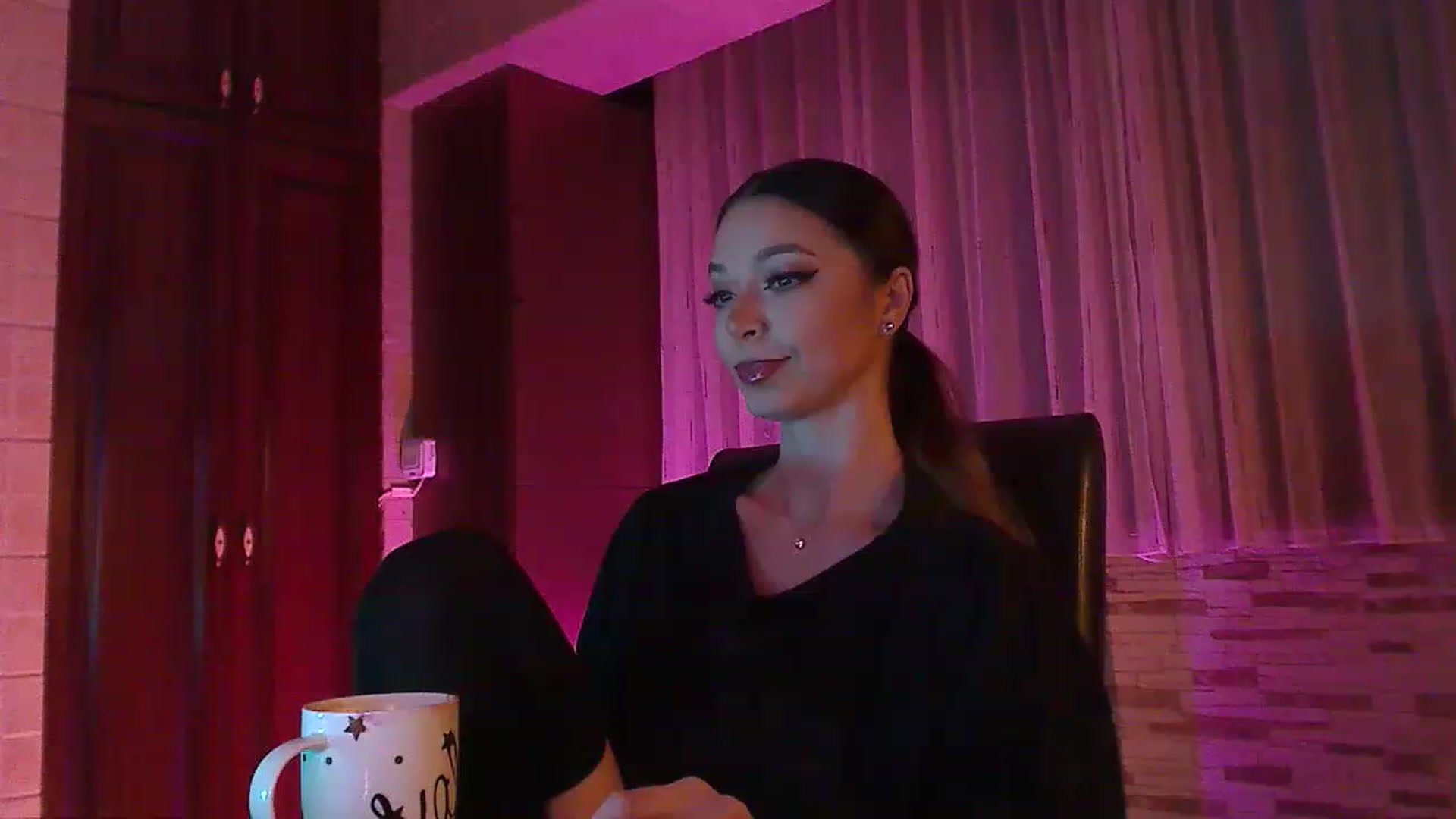 Gallery image thumbnail from No_bo_dy's myfreecams stream on, 12/05/2022, 24:12 image 14 of 20