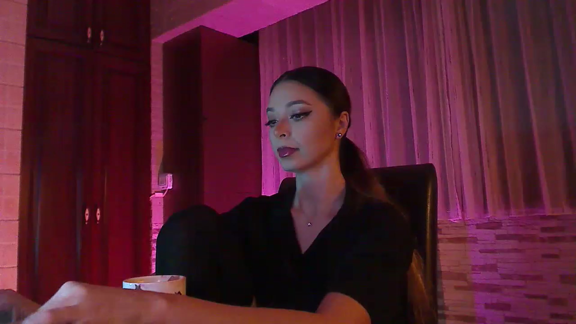 Gallery image thumbnail from No_bo_dy's myfreecams stream on, 12/05/2022, 24:12 image 17 of 20