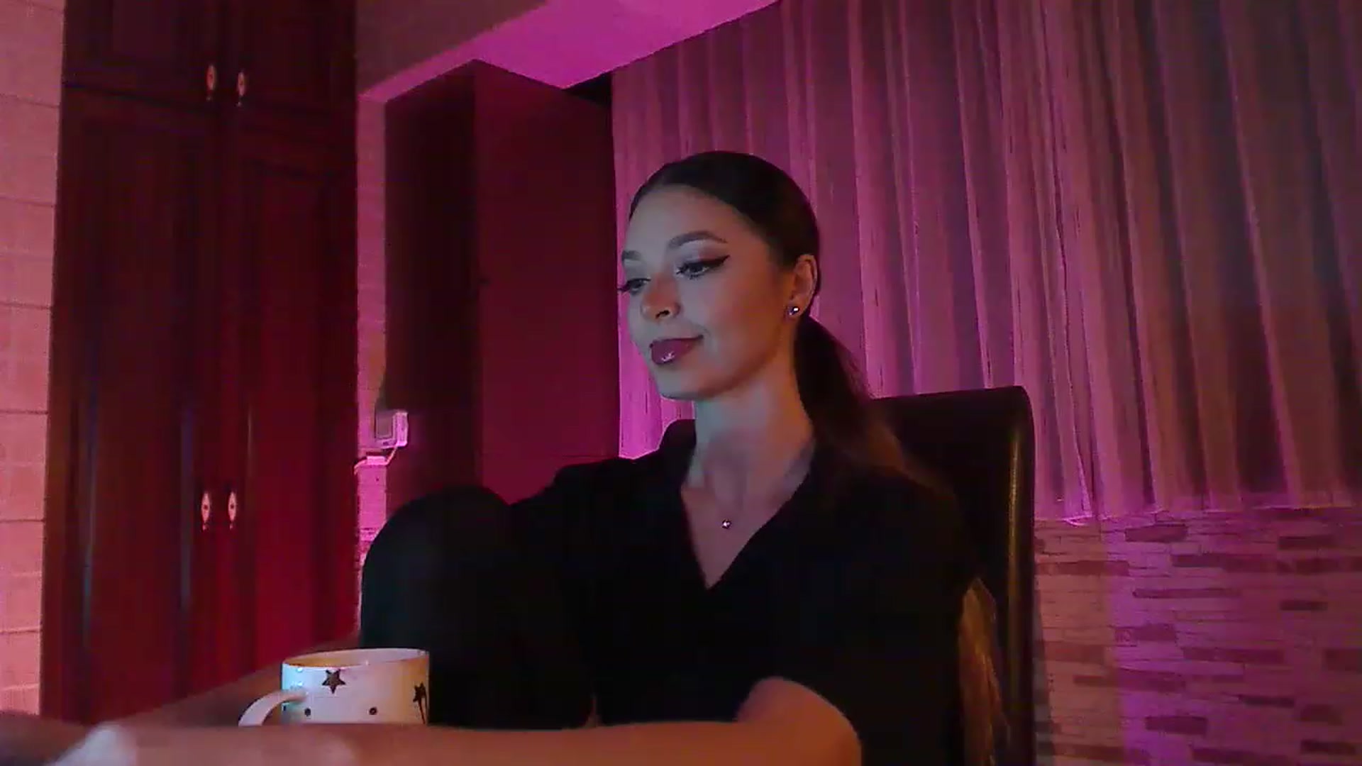 Gallery image thumbnail from No_bo_dy's myfreecams stream on, 12/05/2022, 24:12 image 13 of 20