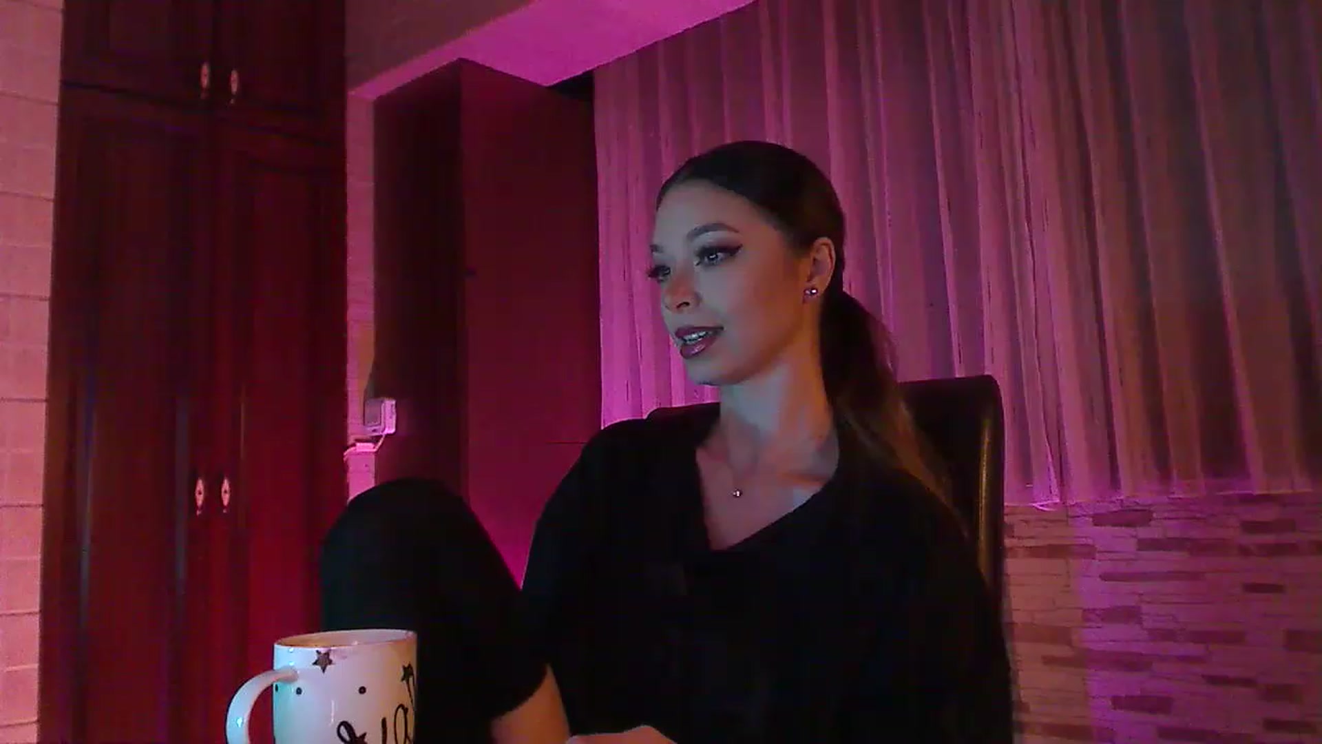 Gallery image thumbnail from No_bo_dy's myfreecams stream on, 12/05/2022, 24:12 image 10 of 20