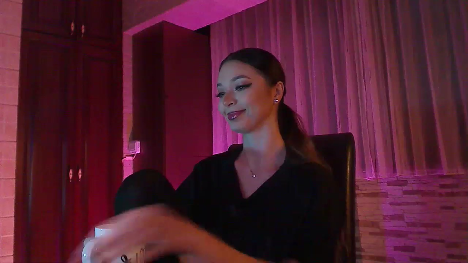 Gallery image thumbnail from No_bo_dy's myfreecams stream on, 12/05/2022, 24:12 image 7 of 20