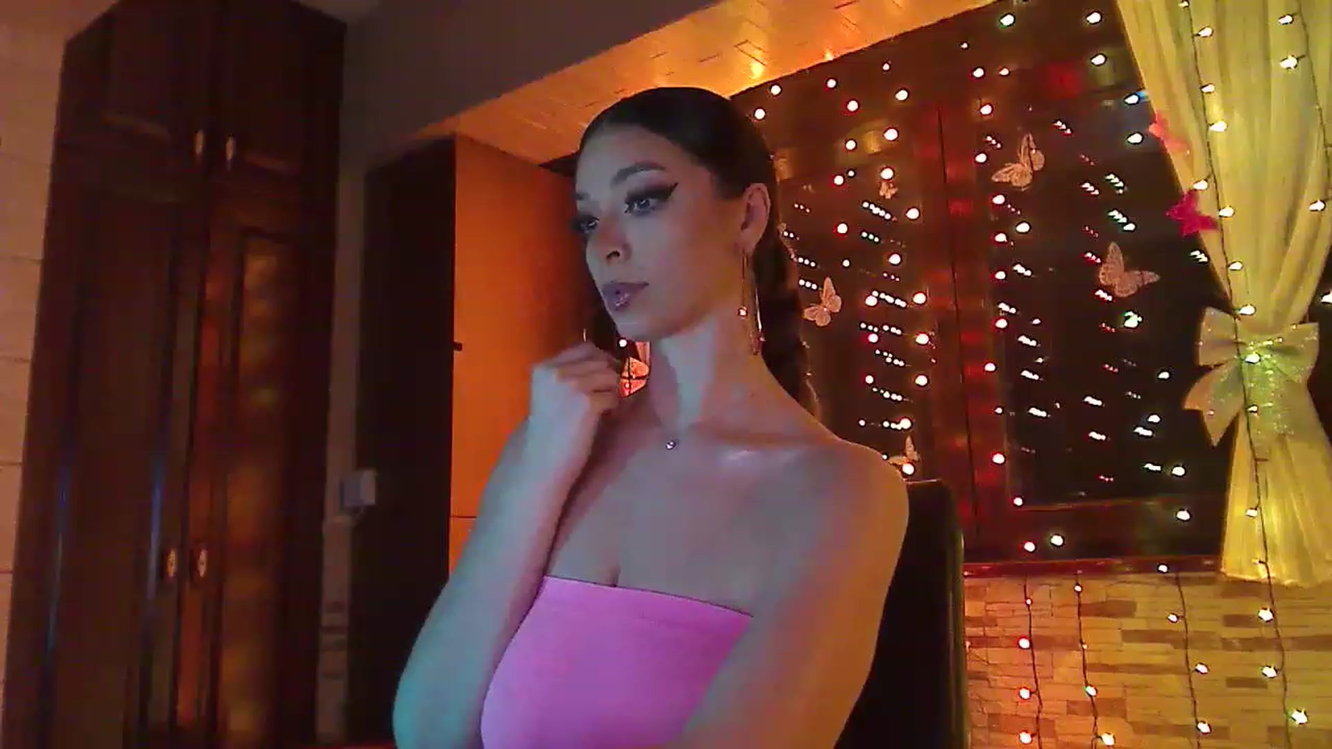 Gallery image thumbnail from No_bo_dy's myfreecams stream on, 05/04/2023, 01:14 image 2 of 20