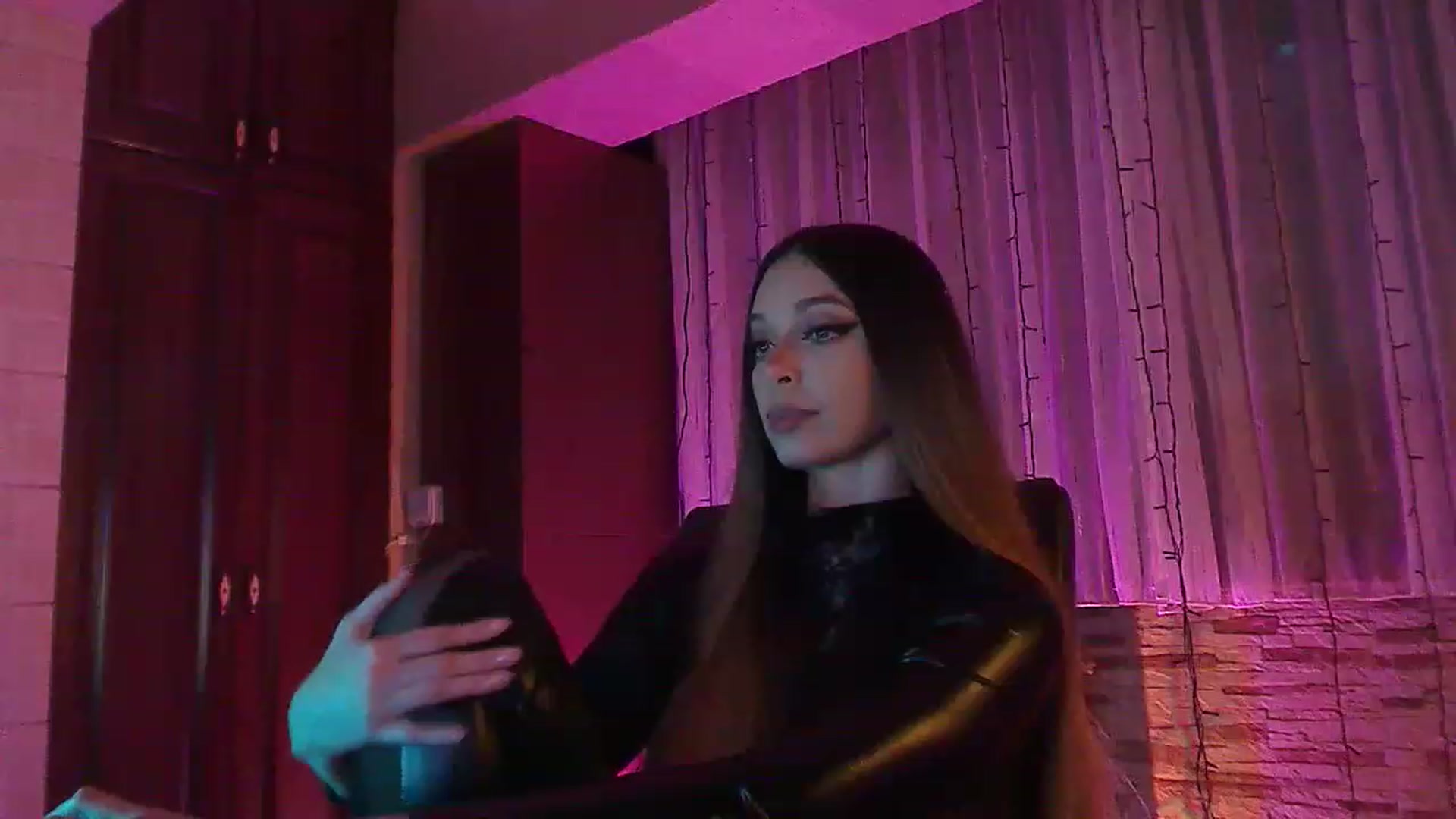 Gallery image thumbnail from No_bo_dy's myfreecams stream on, 06/11/2023, 01:05 image 14 of 20