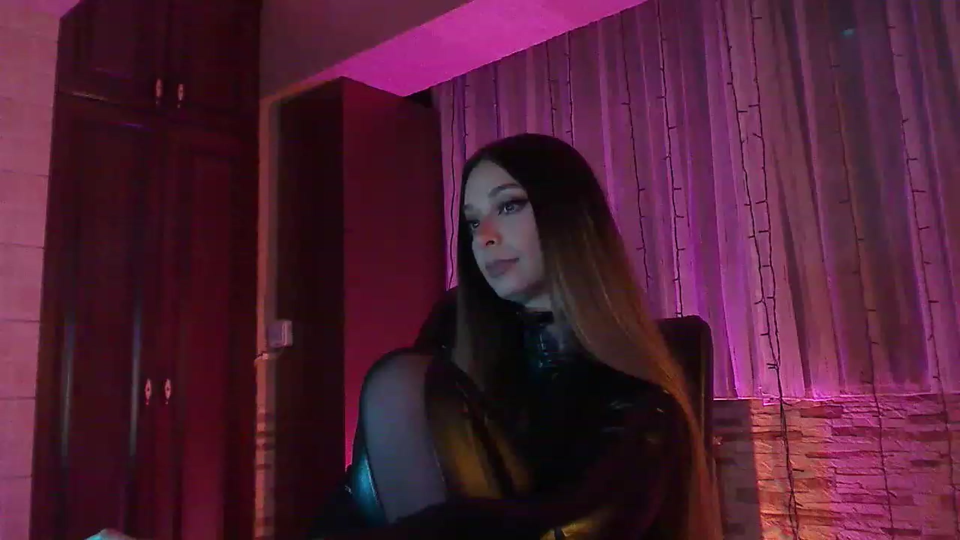Gallery image thumbnail from No_bo_dy's myfreecams stream on, 06/11/2023, 01:05 image 17 of 20