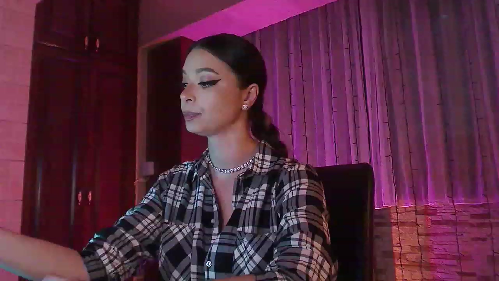 Gallery image thumbnail from No_bo_dy's myfreecams stream on, 06/14/2023, 02:25 image 6 of 20