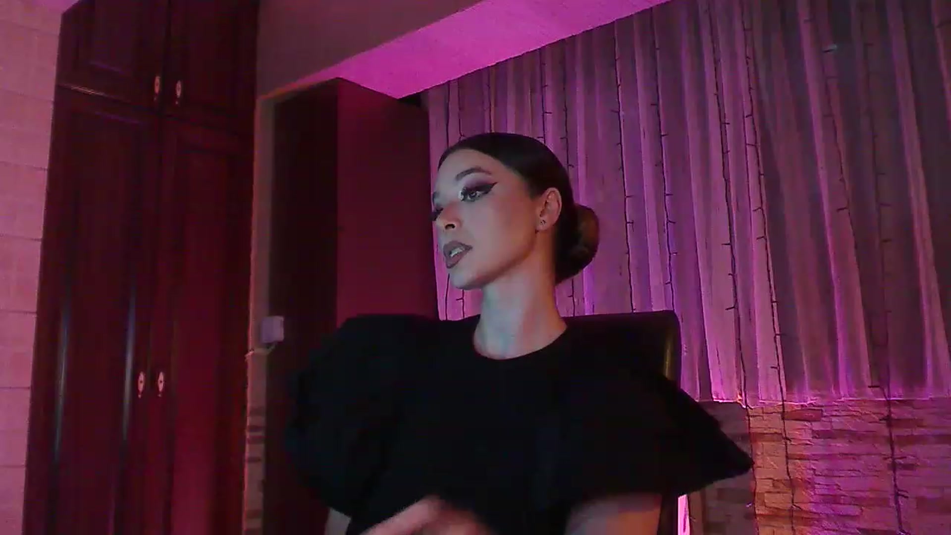 Gallery image thumbnail from No_bo_dy's myfreecams stream on, 06/17/2023, 23:48 image 17 of 20