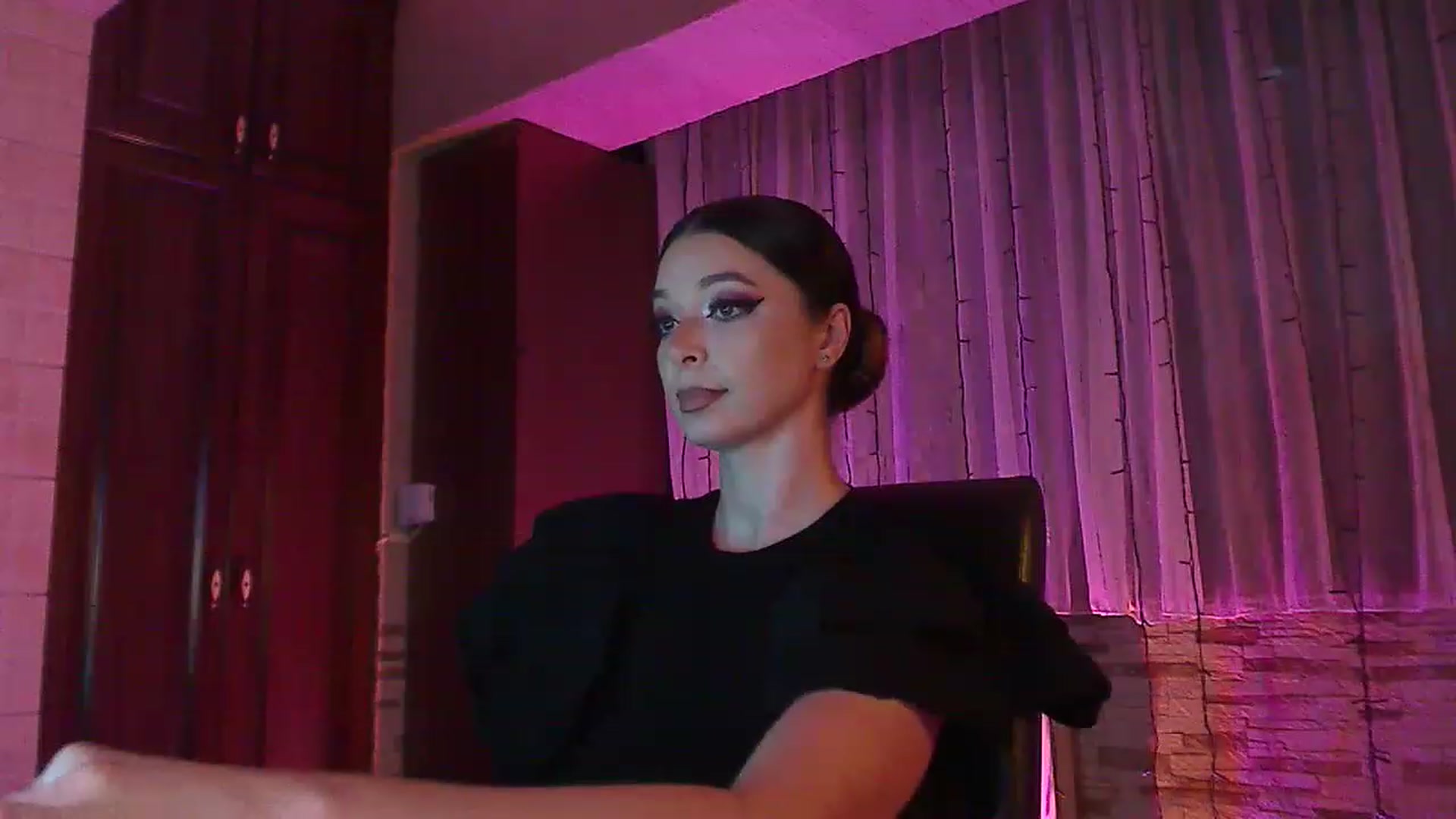 Gallery image thumbnail from No_bo_dy's myfreecams stream on, 06/17/2023, 23:48 image 9 of 20