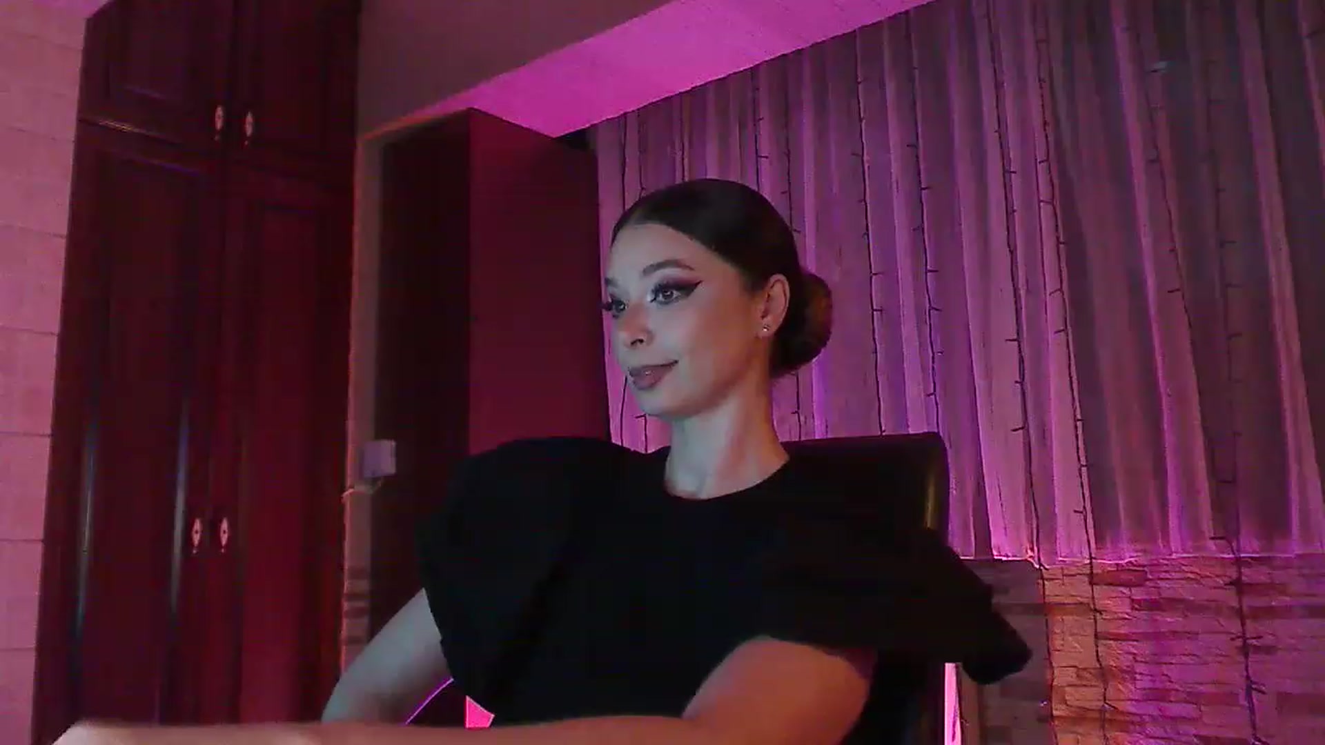 Gallery image thumbnail from No_bo_dy's myfreecams stream on, 06/17/2023, 23:48 image 16 of 20